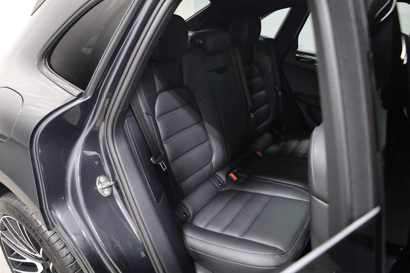 Thumbnail: 2026 Porsche Macan - 36