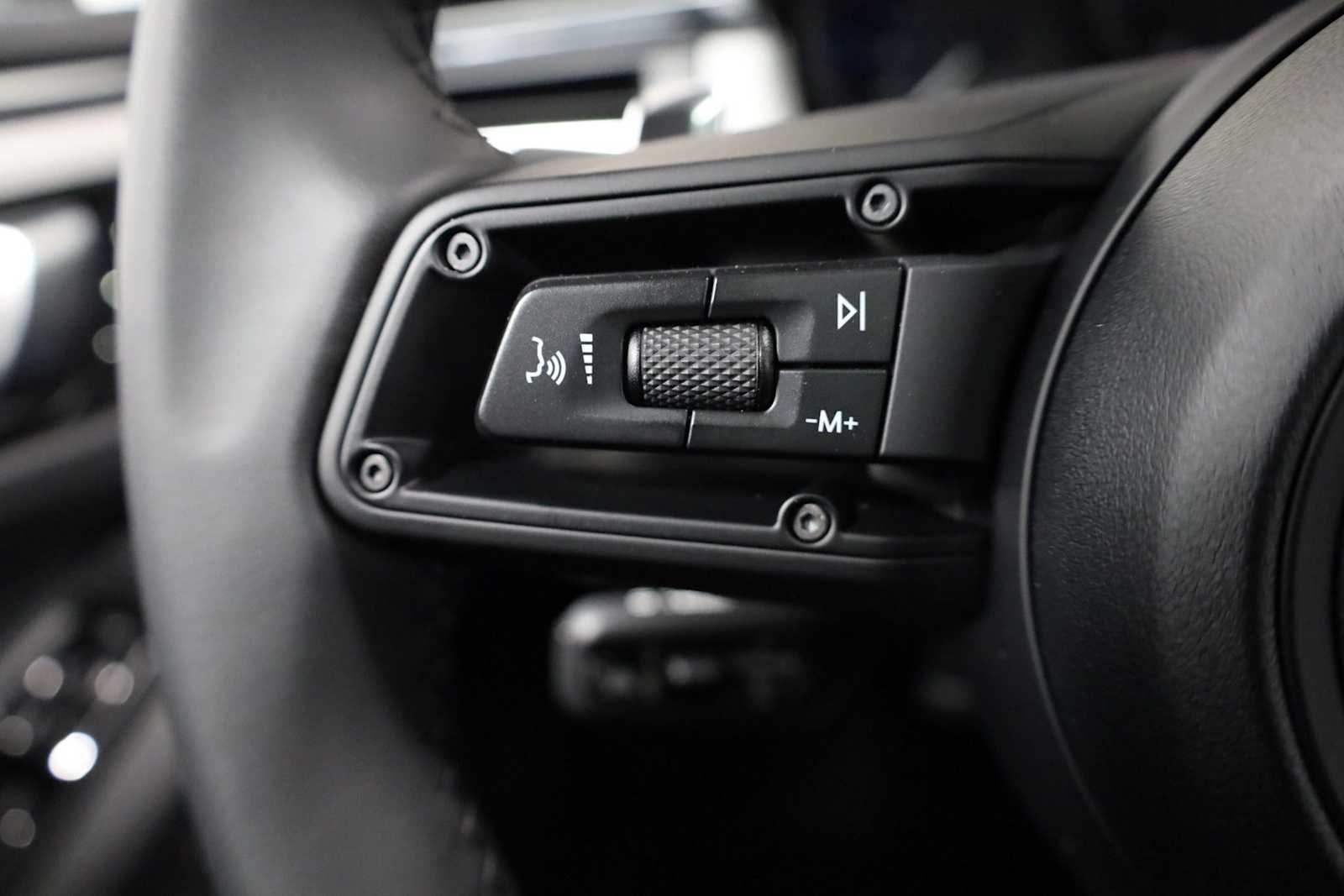 Thumbnail: 2026 Porsche Macan - 27