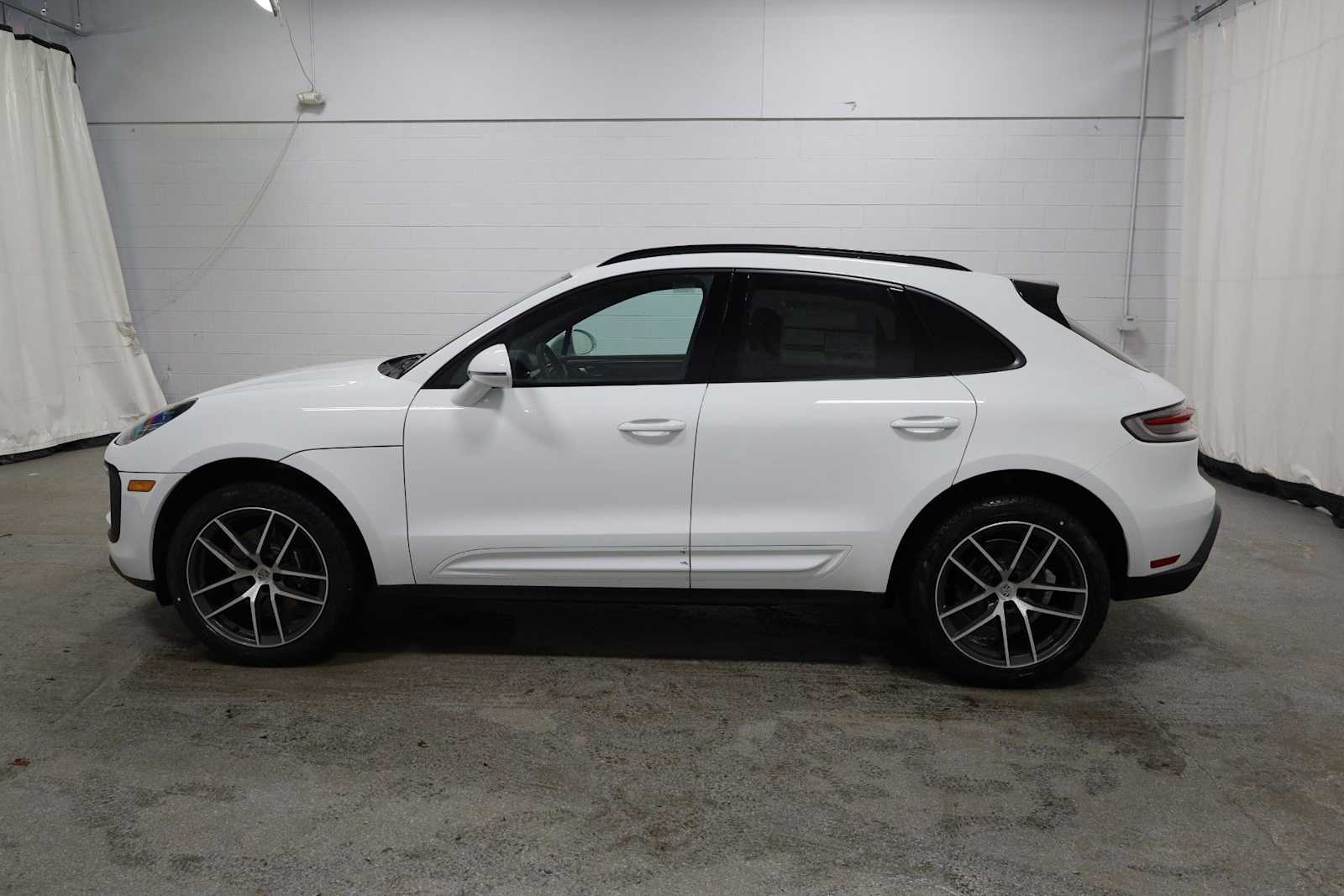Thumbnail: 2026 Porsche Macan - 2