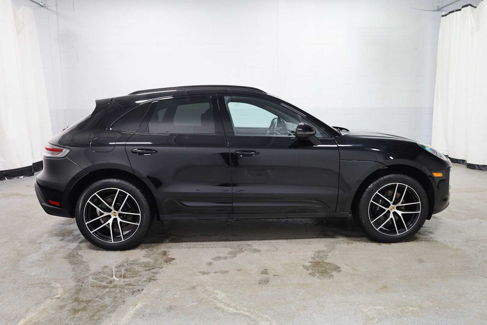 Thumbnail: 2025 Porsche Macan - 10