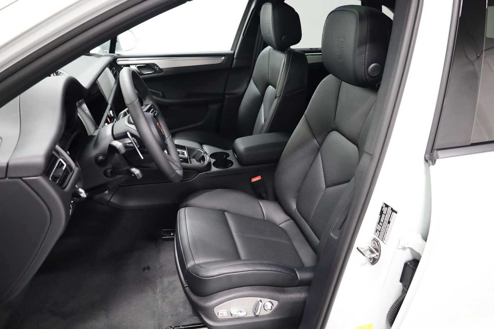 Thumbnail: 2026 Porsche Macan - 5