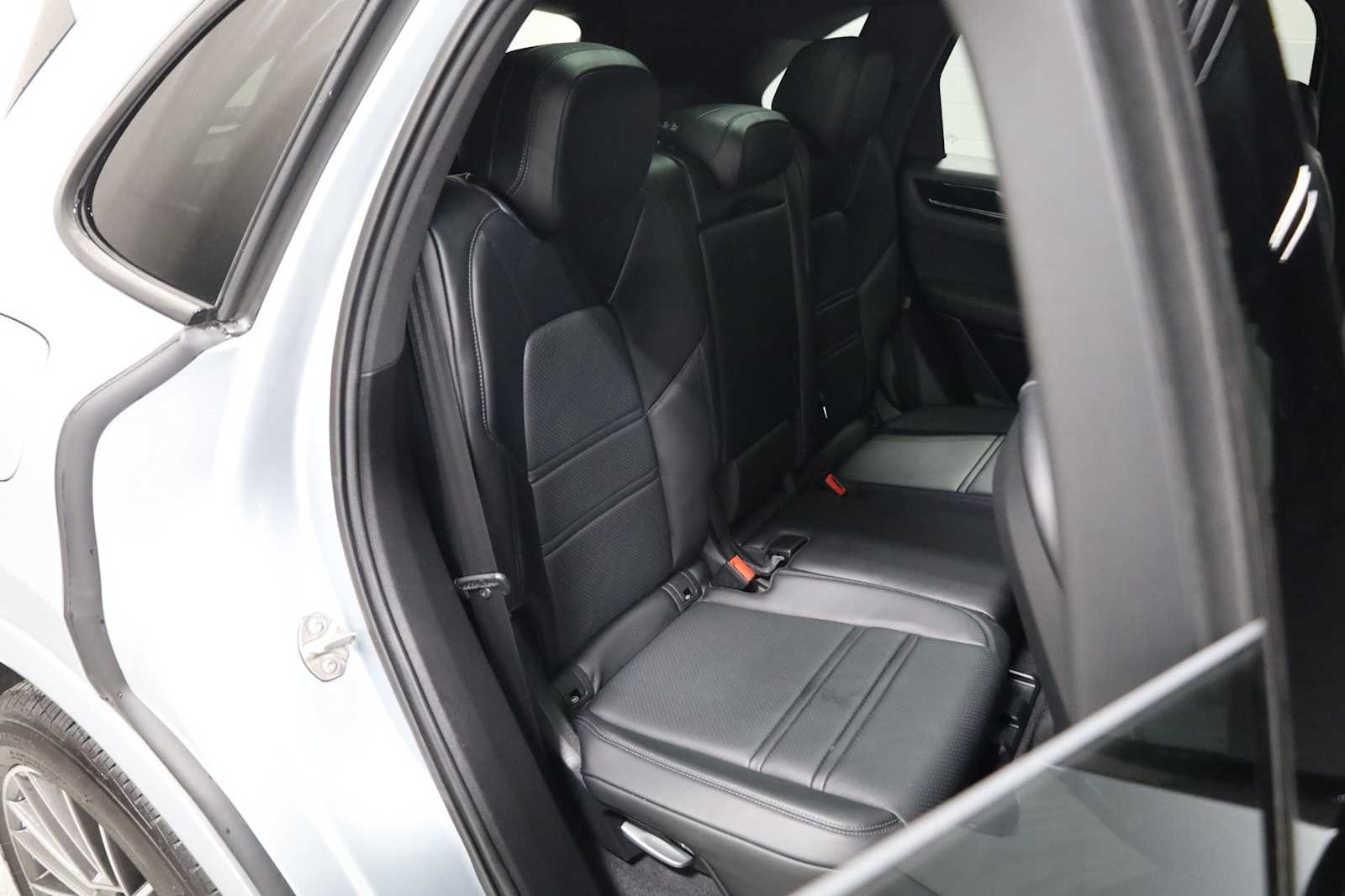 Thumbnail: 2021 Porsche Cayenne - 37