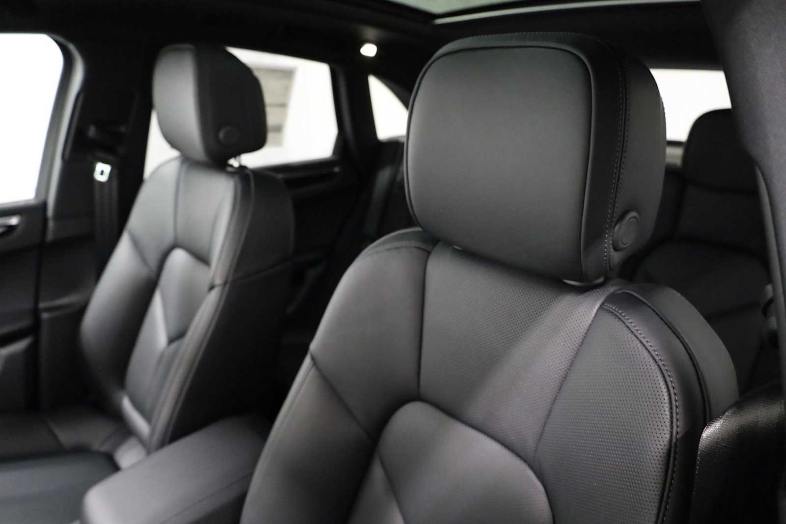 Thumbnail: 2026 Porsche Macan - 19