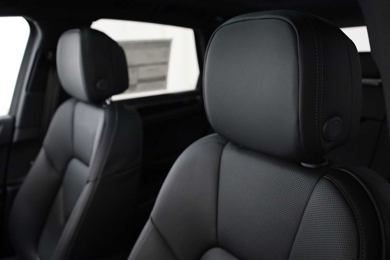 Thumbnail: 2026 Porsche Macan - 20