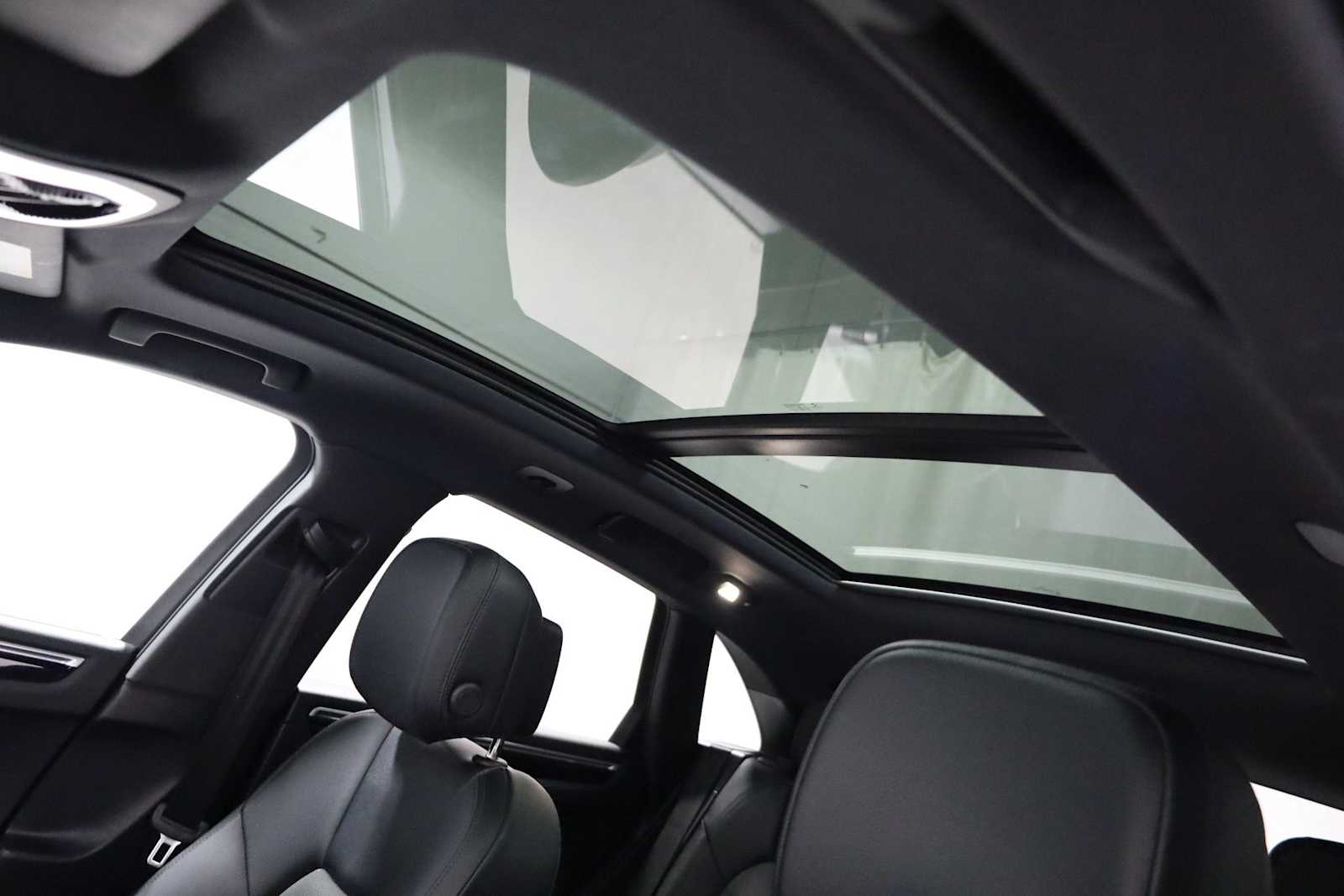 Thumbnail: 2023 Porsche Macan - 20