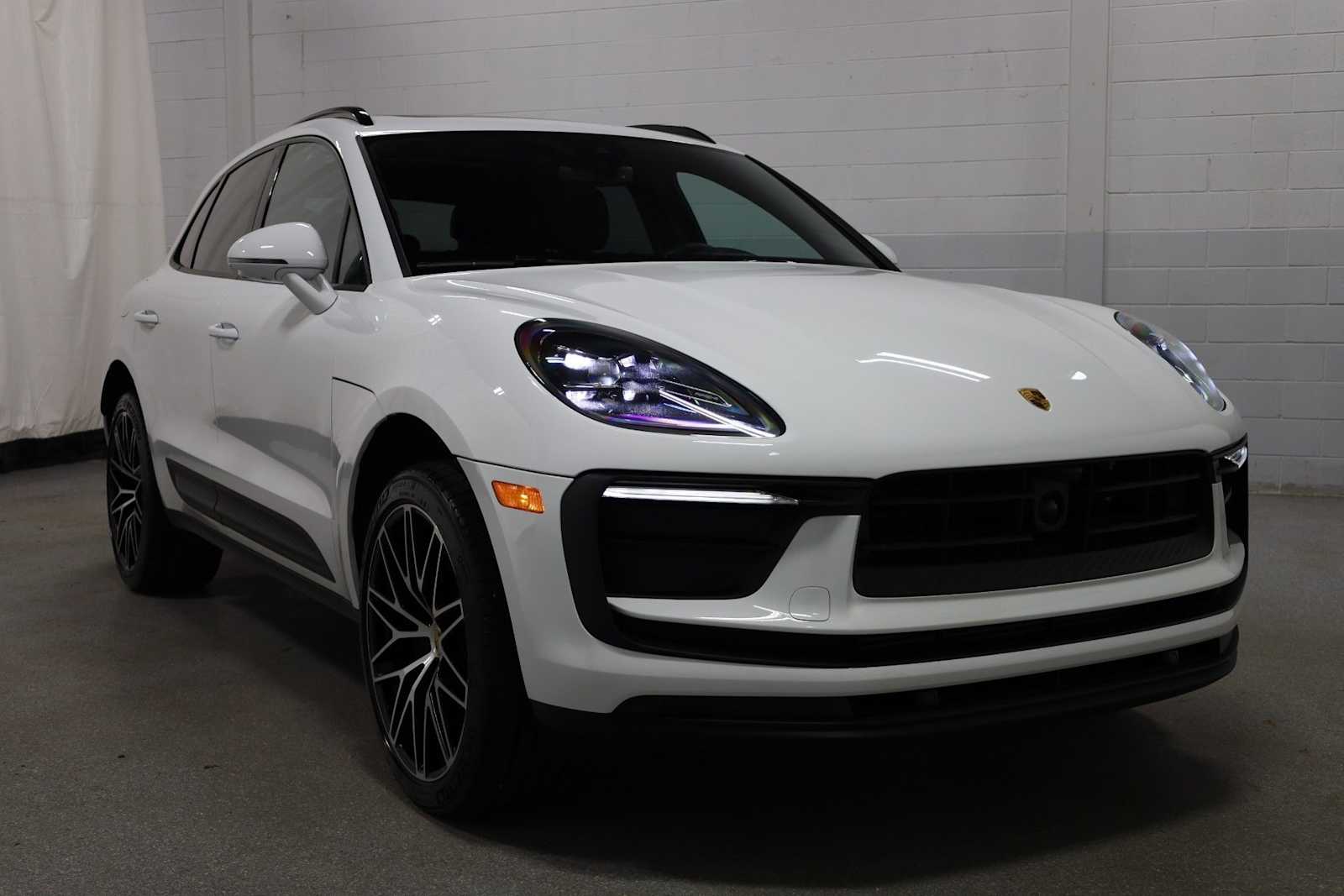 Thumbnail: 2026 Porsche Macan - 12