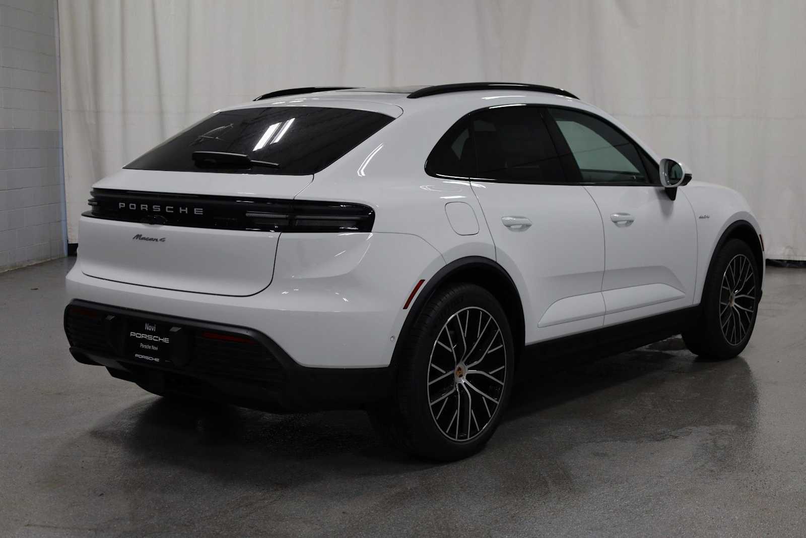 Thumbnail: 2026 Porsche Macan - 10