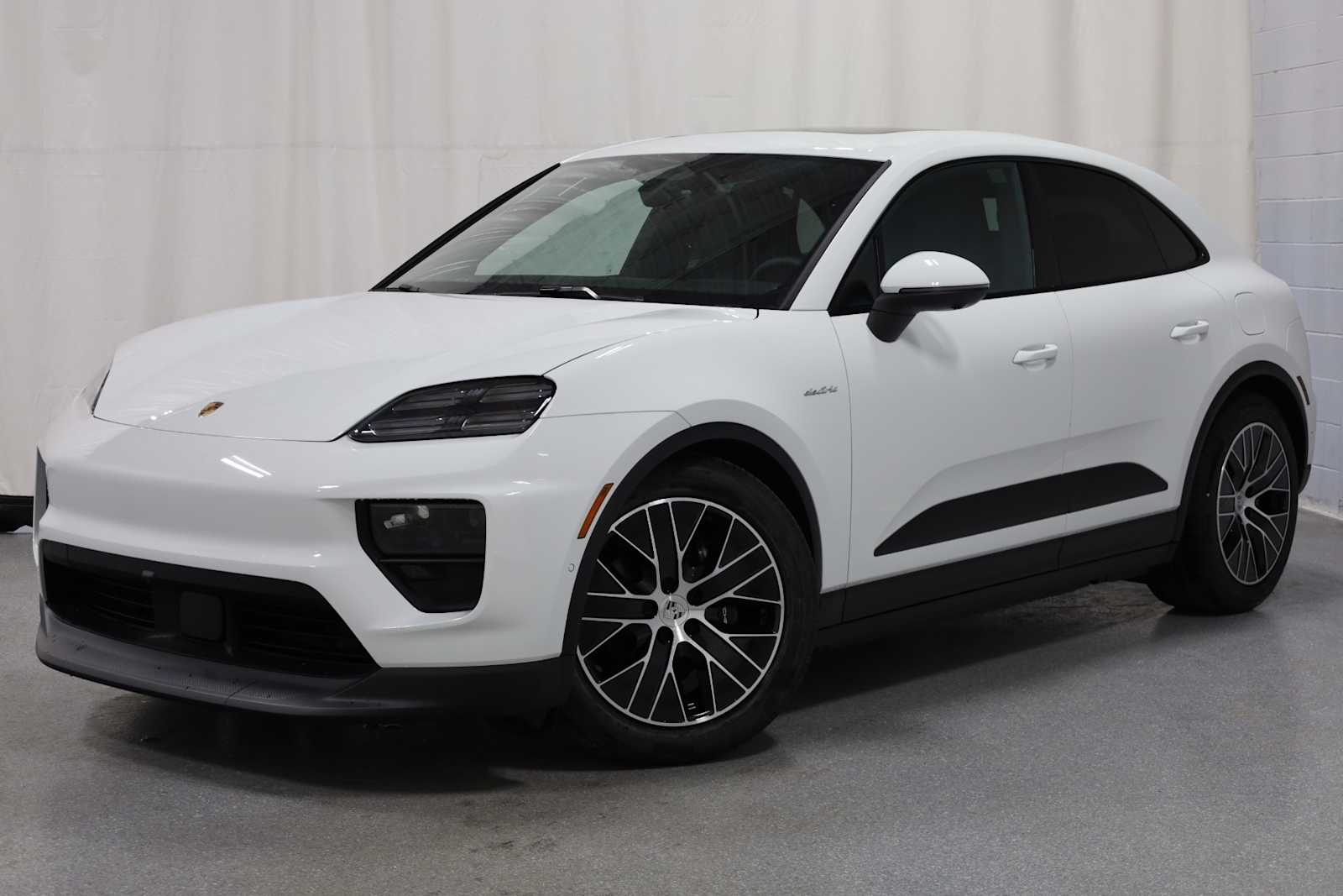 Thumbnail: 2025 Porsche Macan - 1
