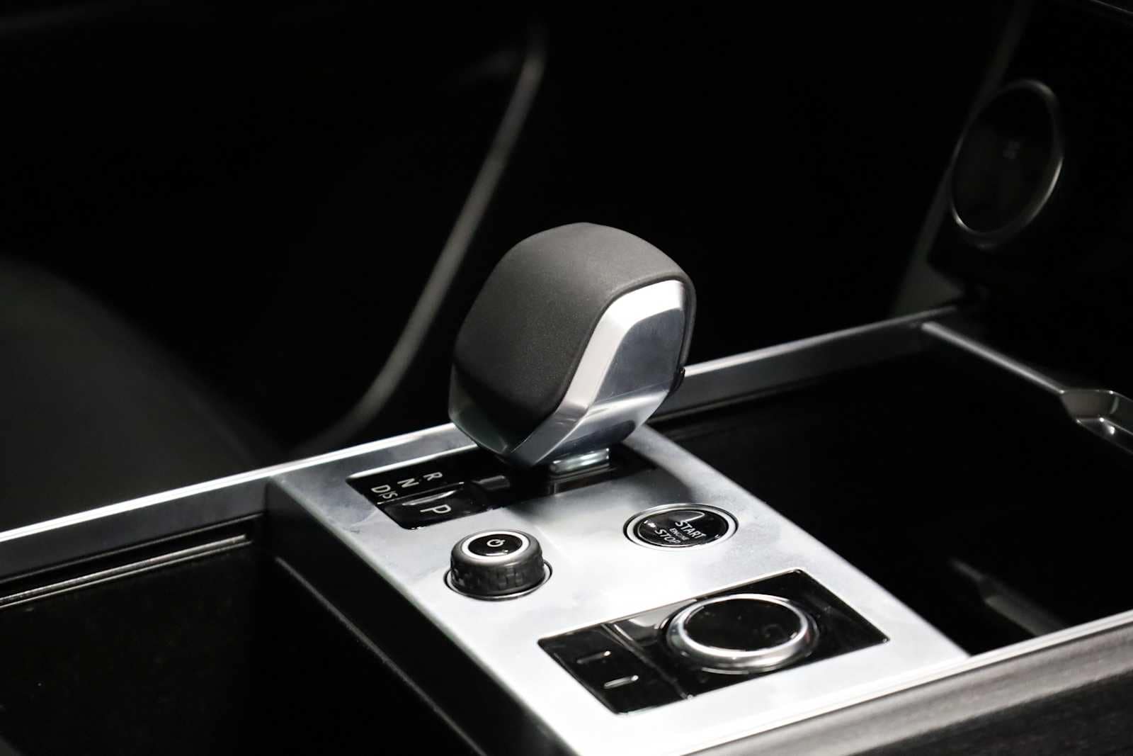 Thumbnail: 2023 Land Rover Range Rover - 28