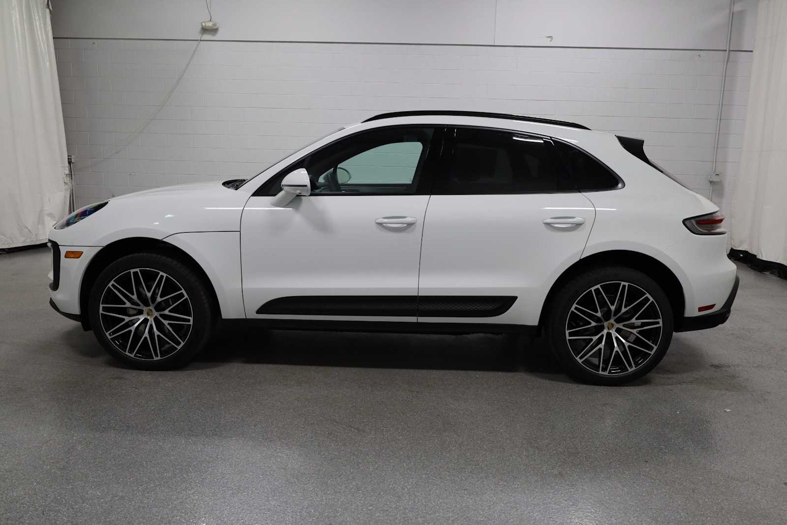 Thumbnail: 2026 Porsche Macan - 2
