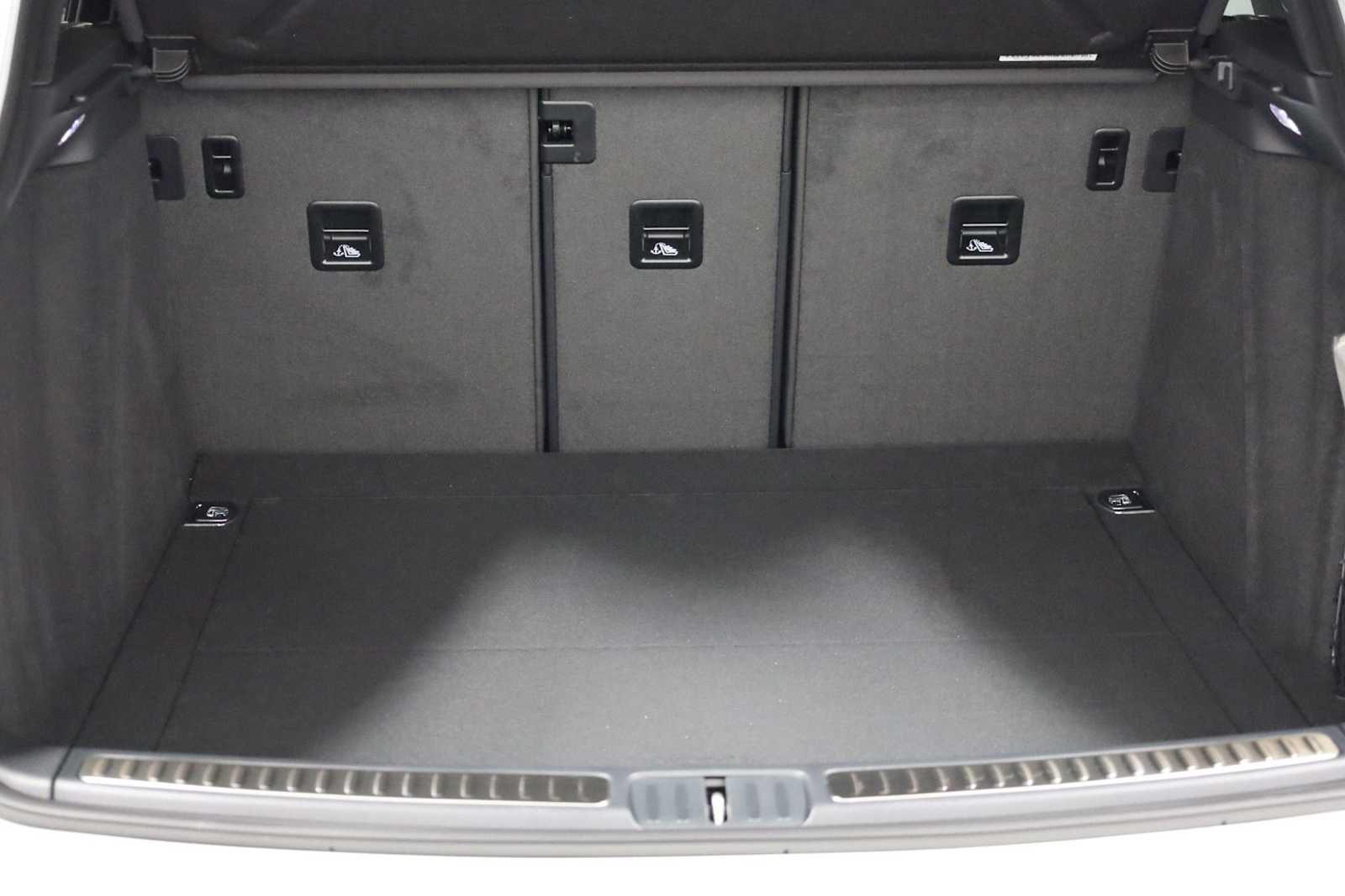 Thumbnail: 2026 Porsche Macan - 41