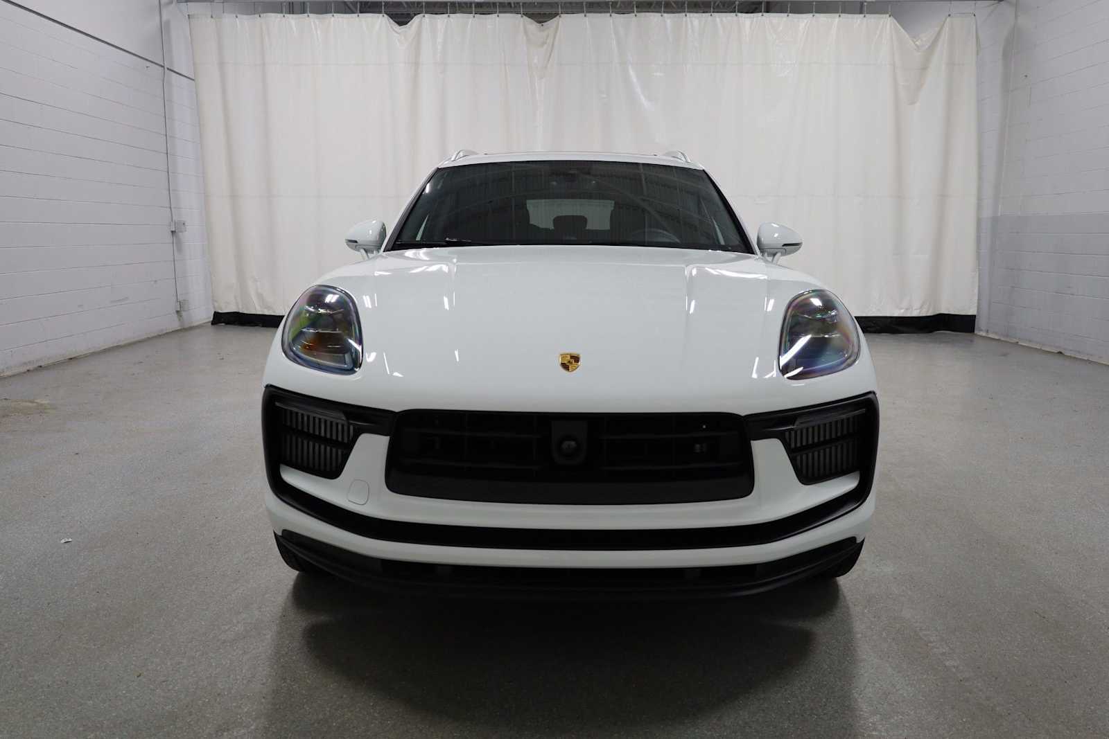 Thumbnail: 2026 Porsche Macan - 14