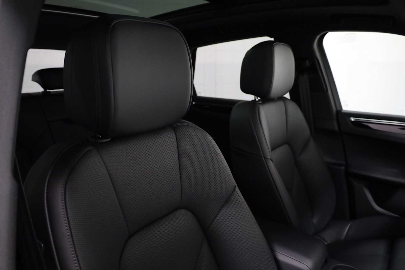 Thumbnail: 2026 Porsche Macan - 23