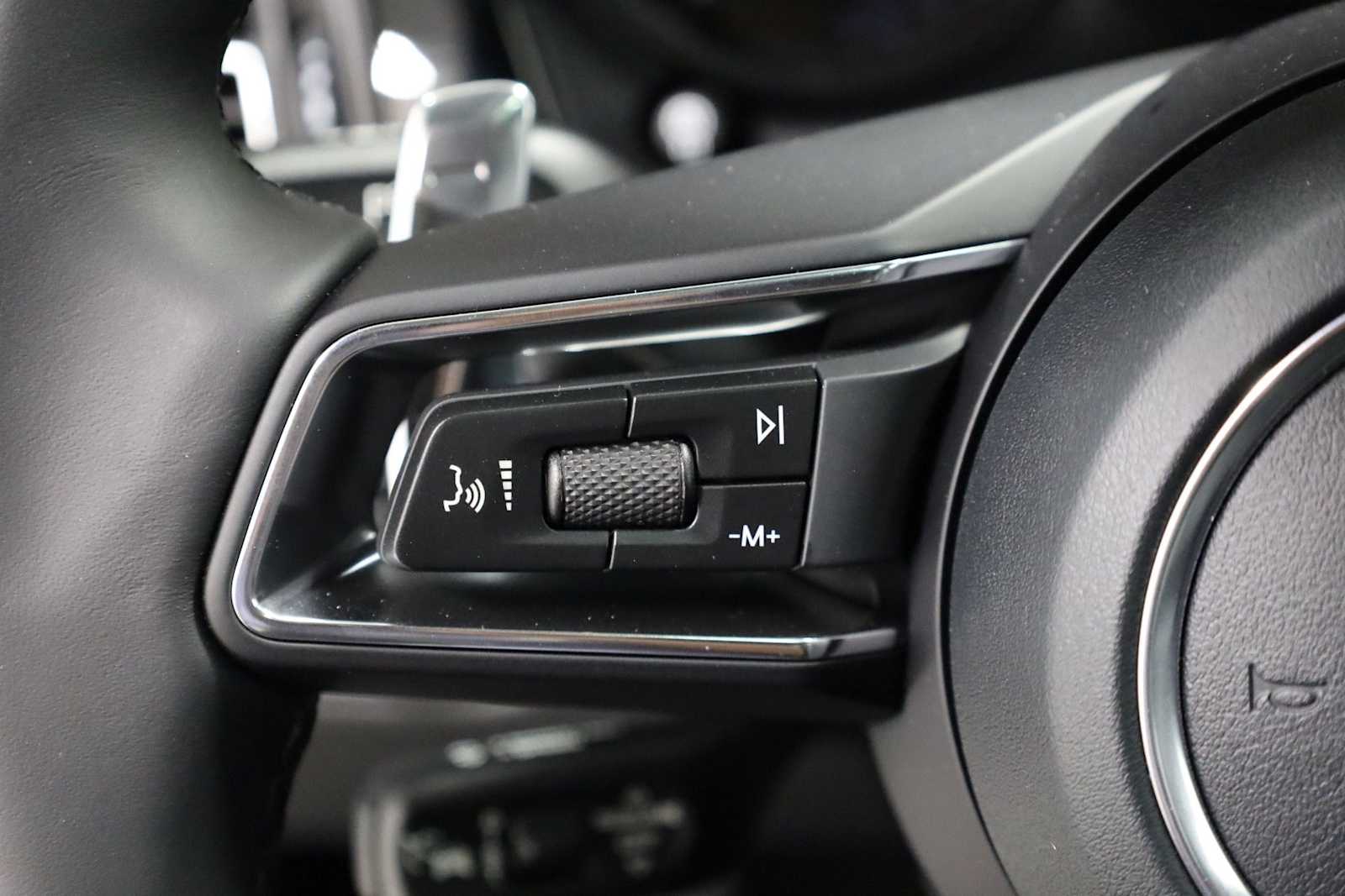 Thumbnail: 2026 Porsche Macan - 27