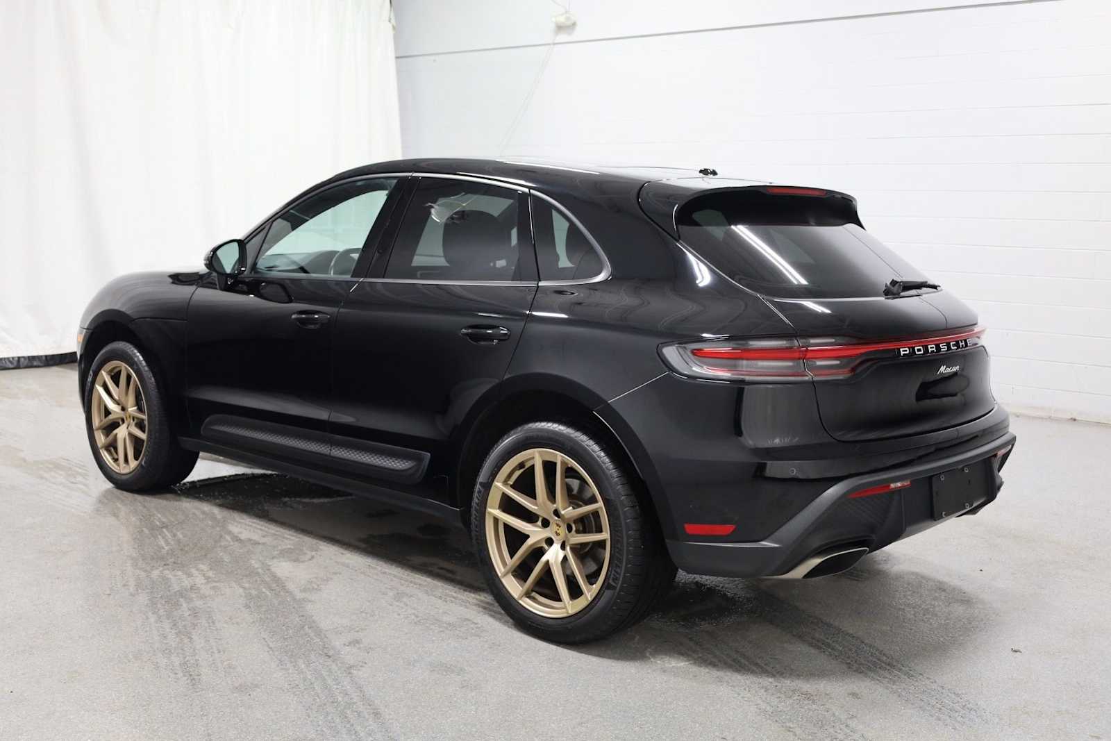 Thumbnail: 2023 Porsche Macan - 3