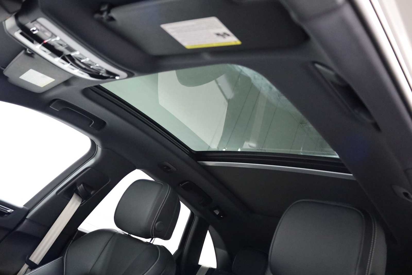 Thumbnail: 2026 Porsche Macan - 20