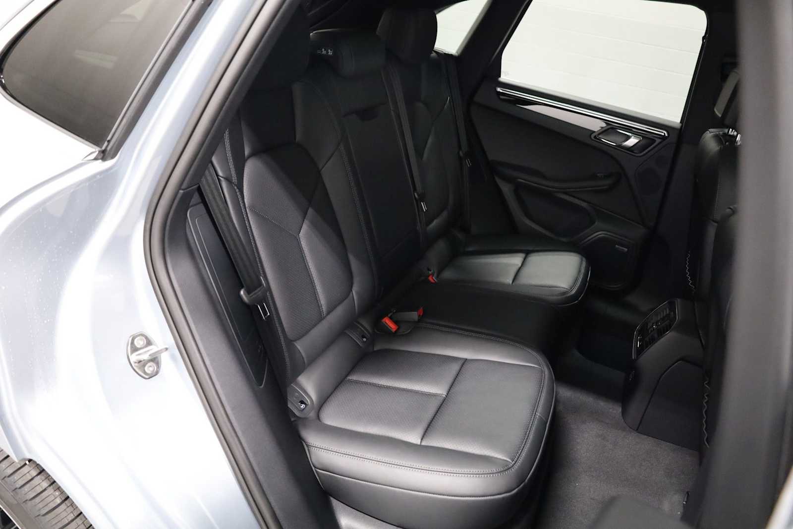 Thumbnail: 2026 Porsche Macan - 37