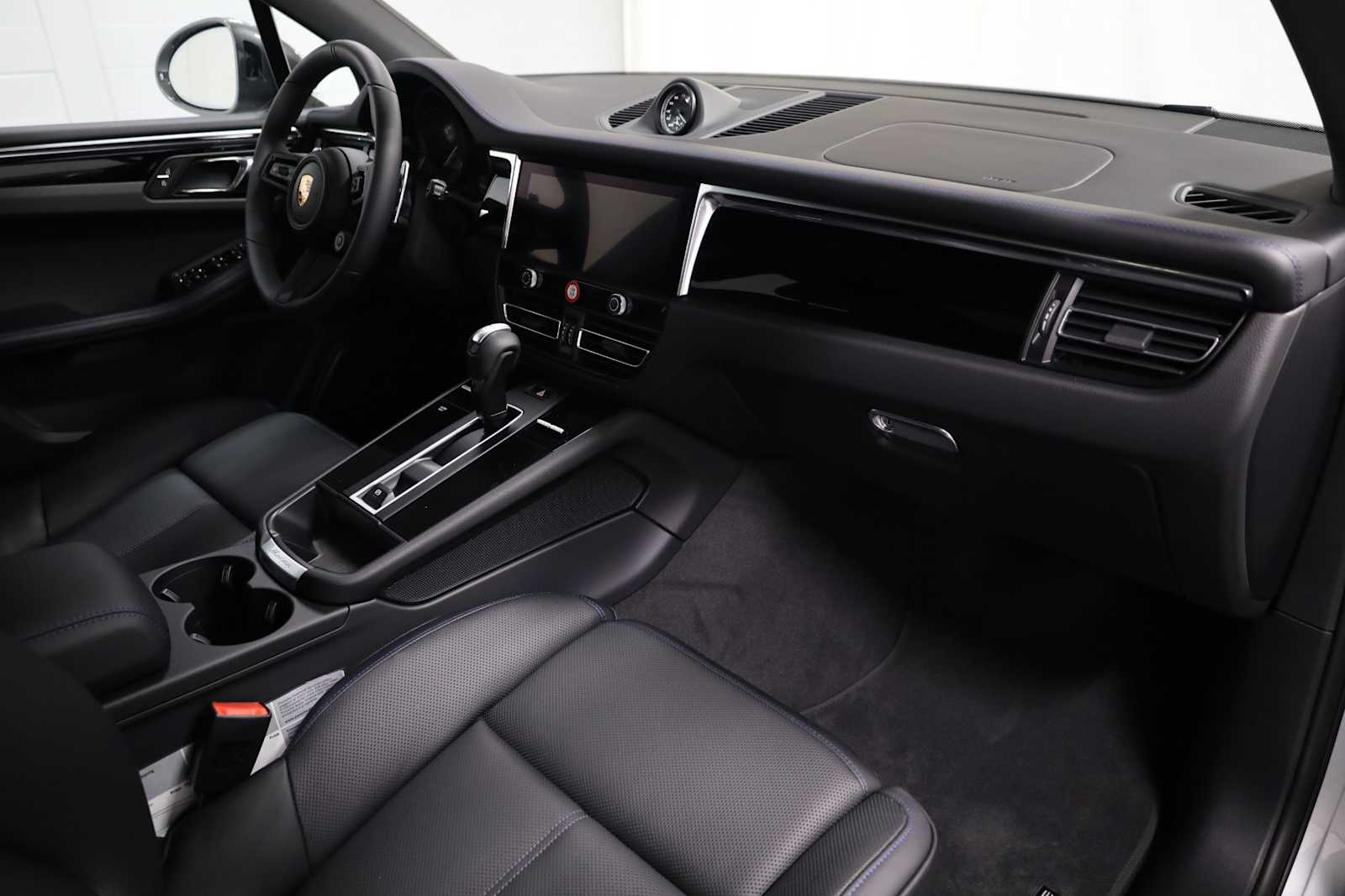 Thumbnail: 2025 Porsche Macan - 6