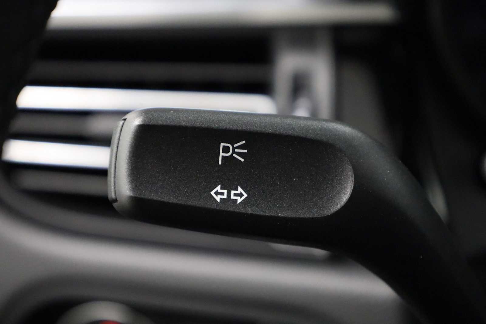 Thumbnail: 2026 Porsche Macan - 32