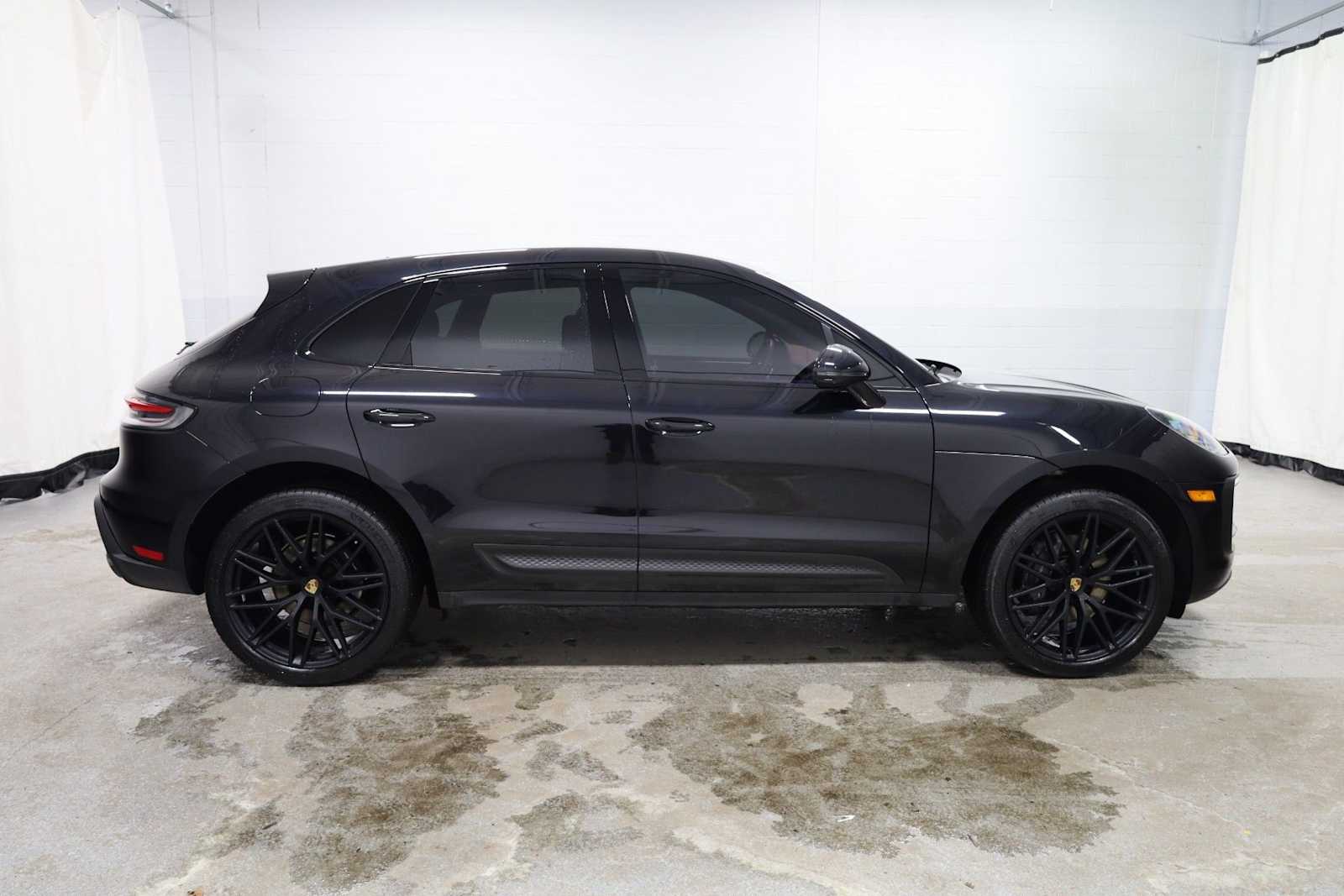 Thumbnail: 2023 Porsche Macan - 10