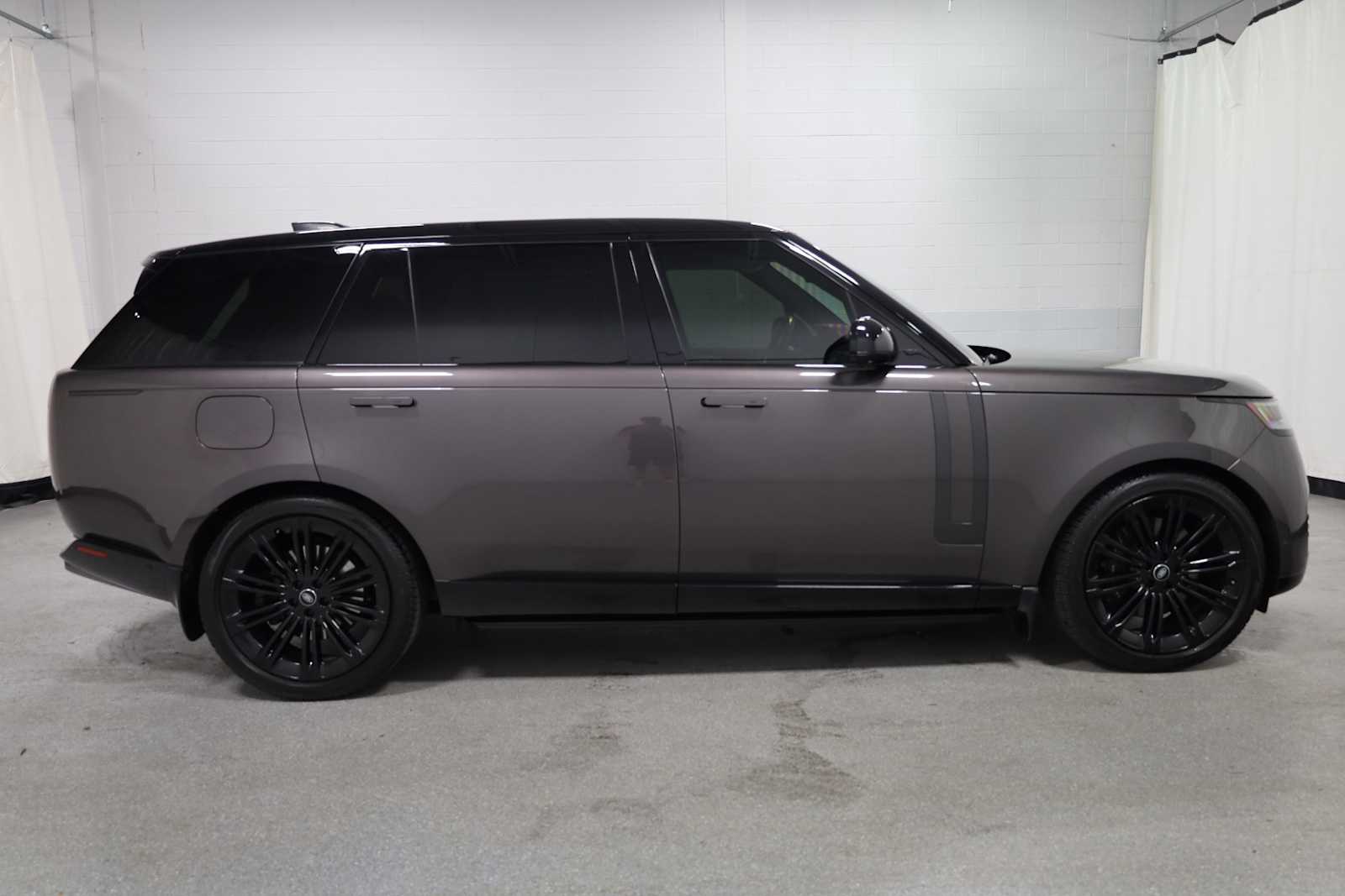 Thumbnail: 2023 Land Rover Range Rover - 18