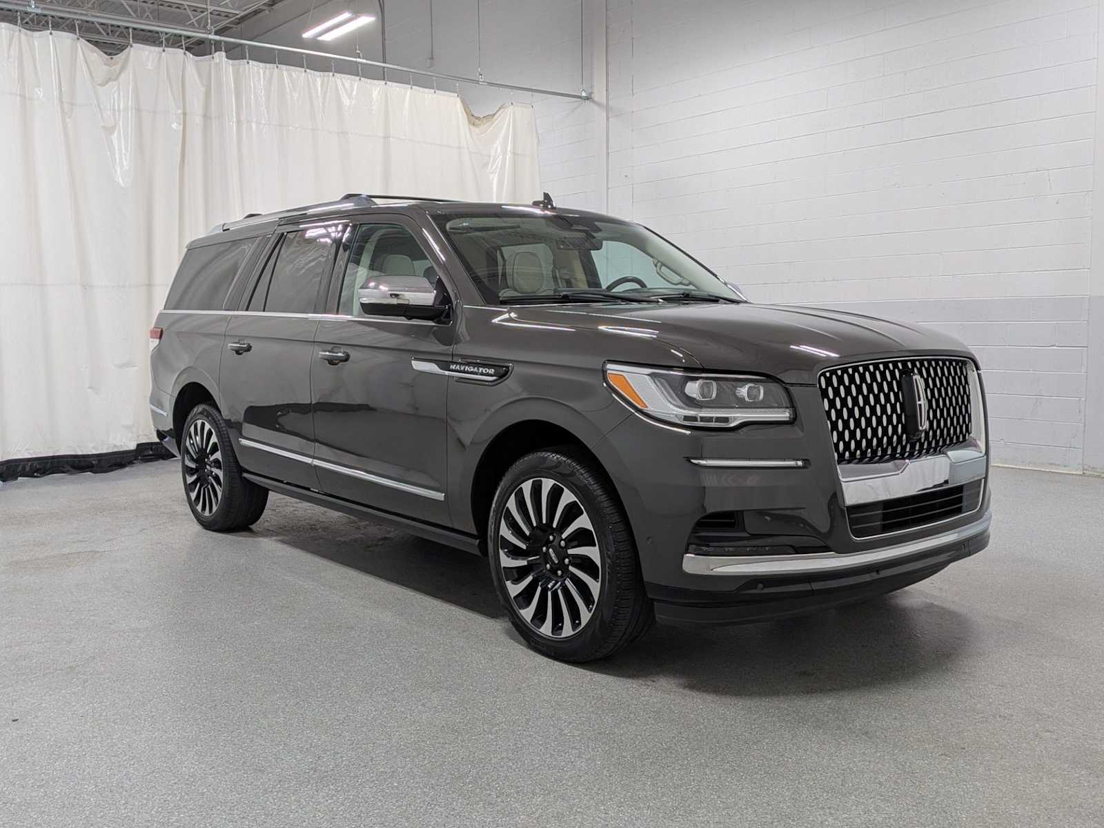 Thumbnail: 2023 Lincoln Navigator L - 13