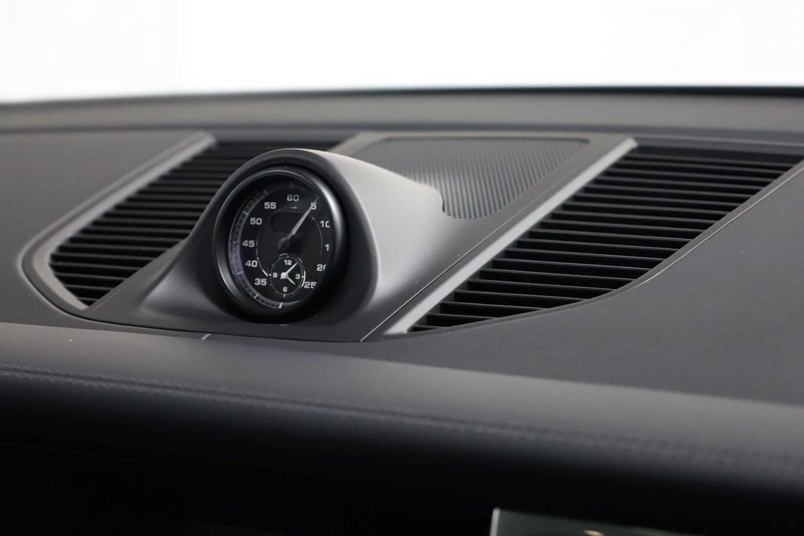 Thumbnail: 2025 Porsche Macan - 23