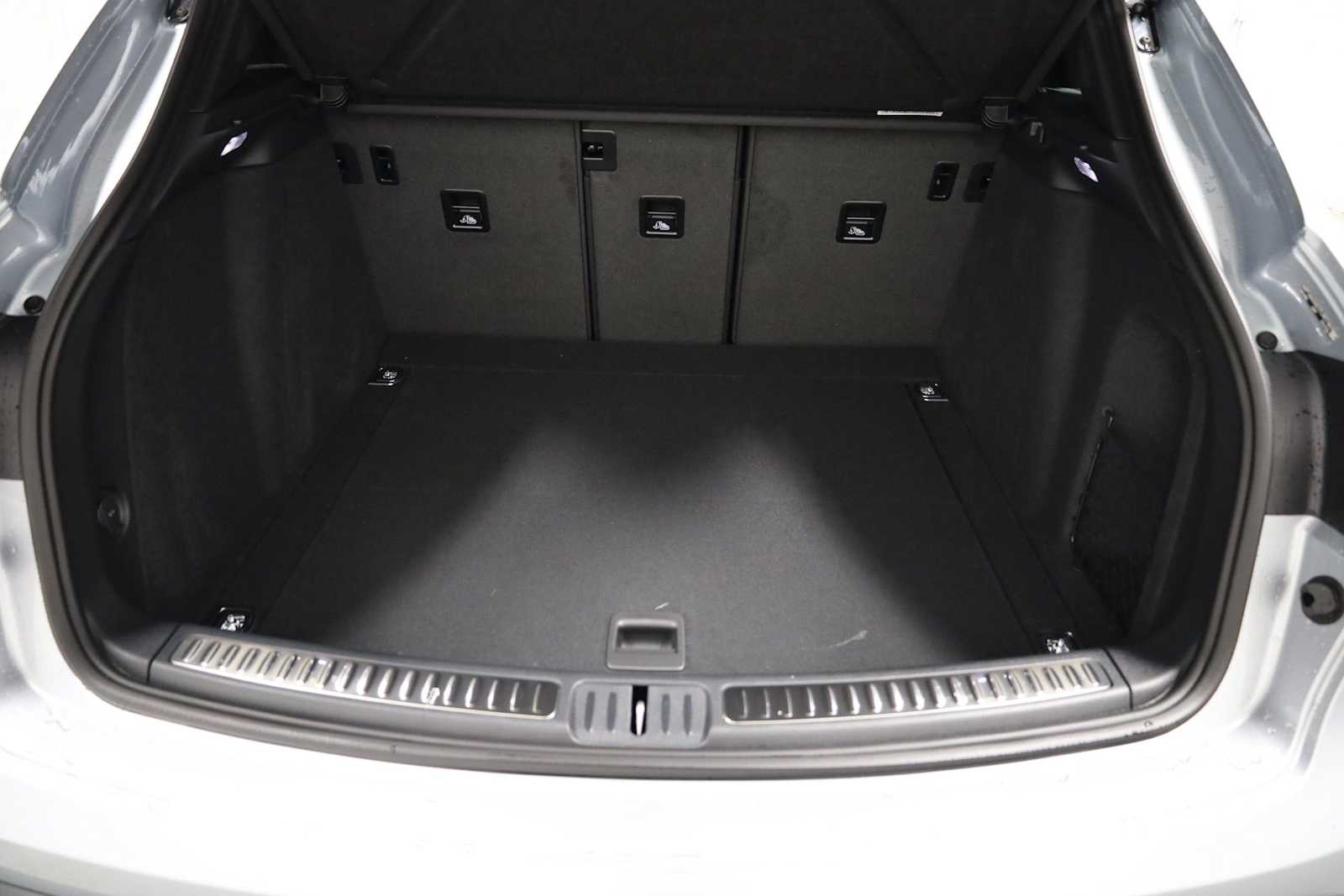 Thumbnail: 2026 Porsche Macan - 41