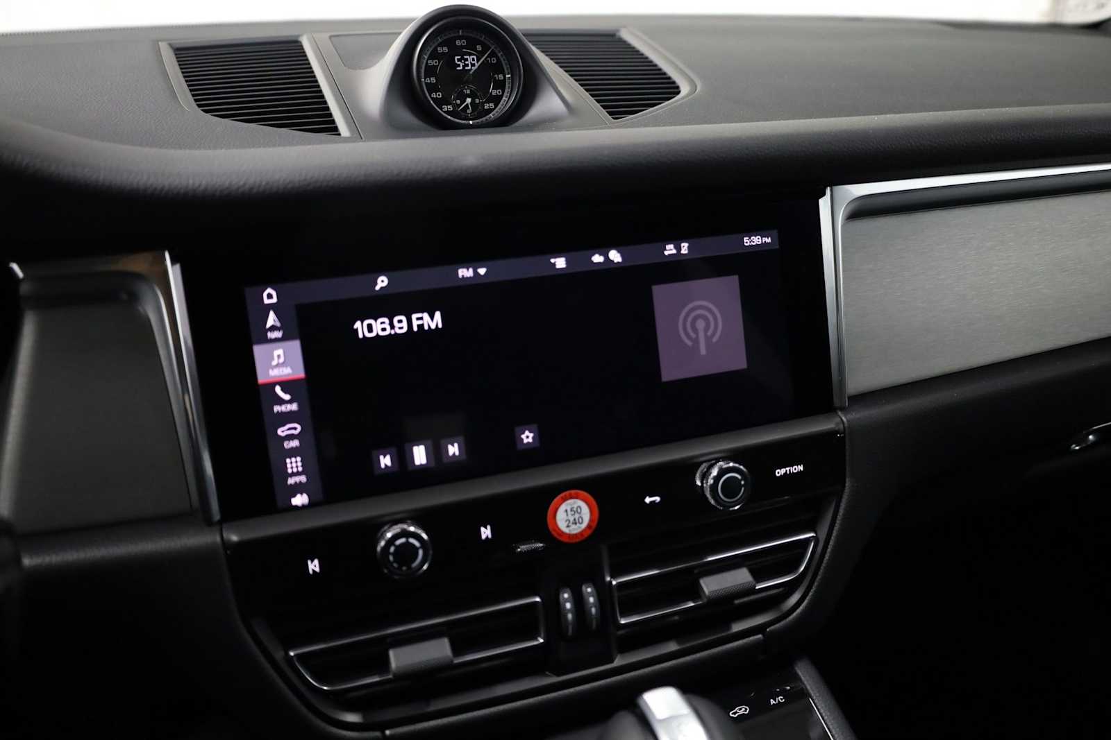 Thumbnail: 2026 Porsche Macan - 32