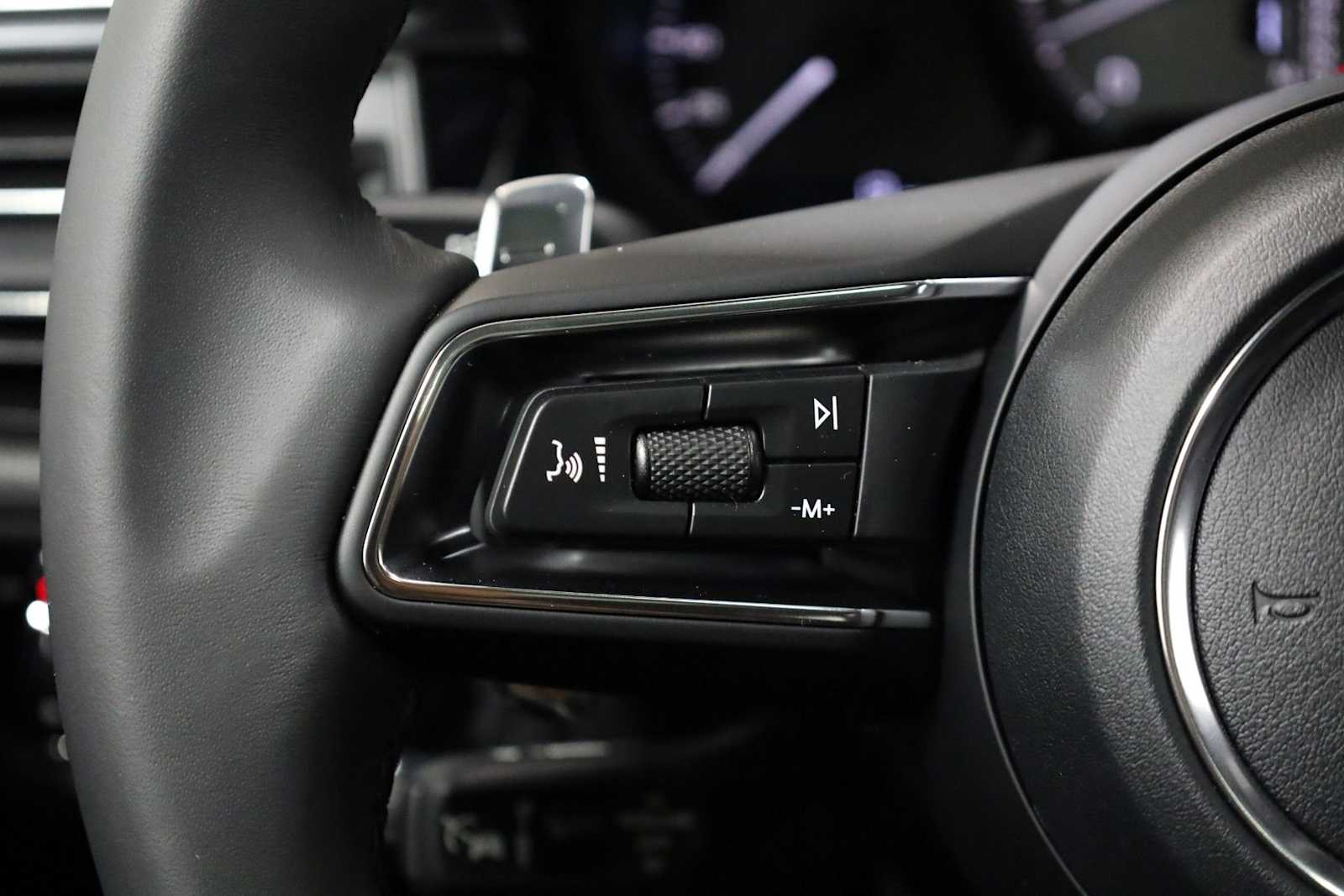 Thumbnail: 2026 Porsche Macan - 27