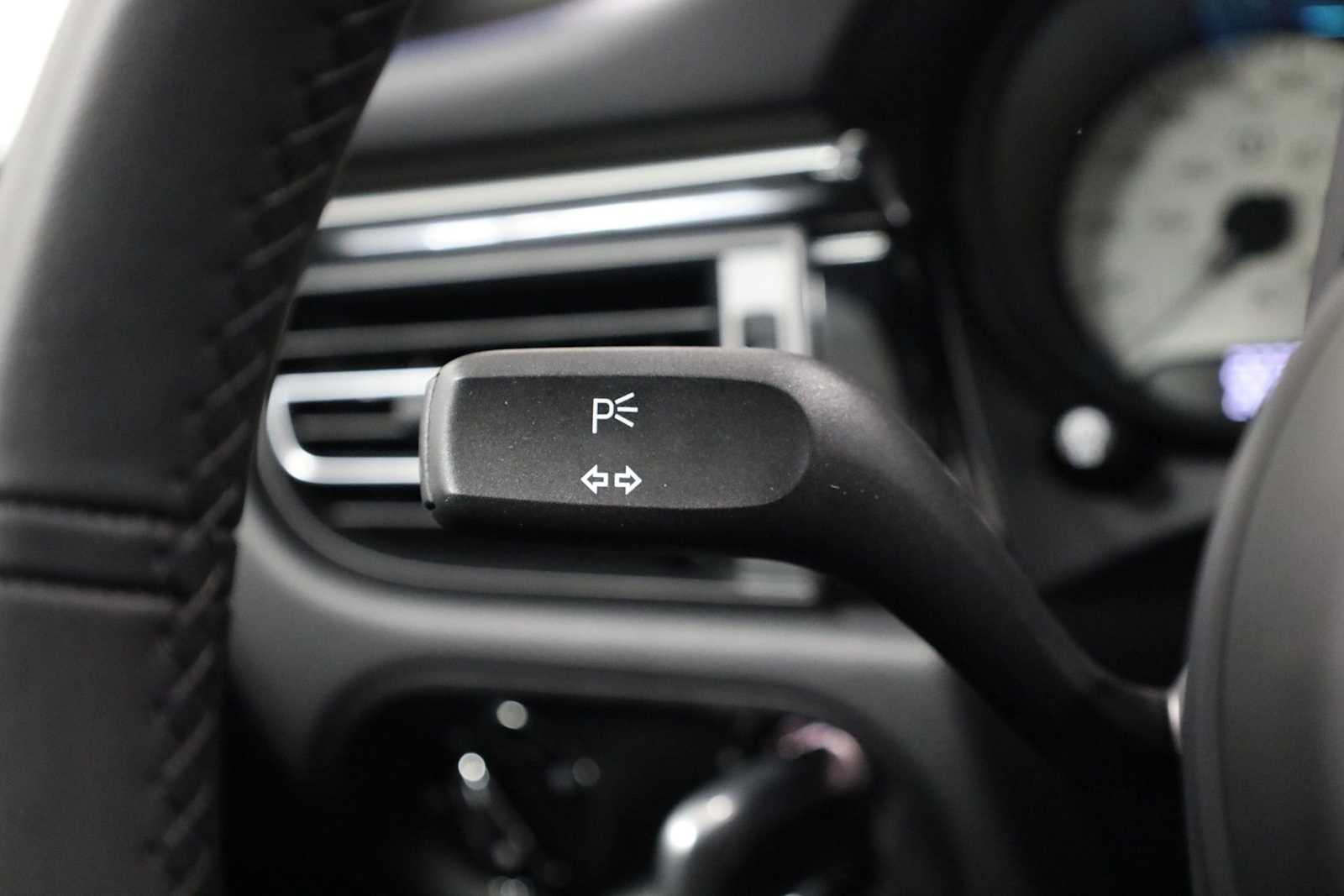 Thumbnail: 2025 Porsche Macan - 31