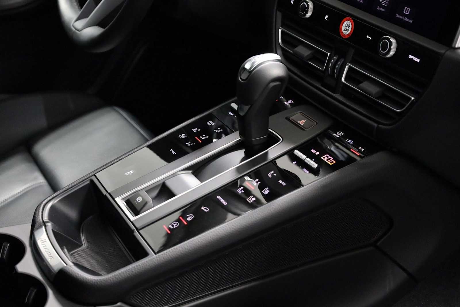 Thumbnail: 2025 Porsche Macan - 21