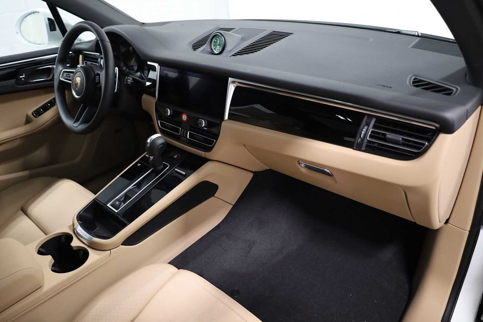 Thumbnail: 2026 Porsche Macan - 6