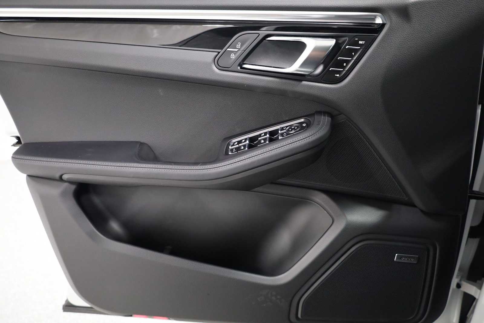 Thumbnail: 2025 Porsche Macan - 16