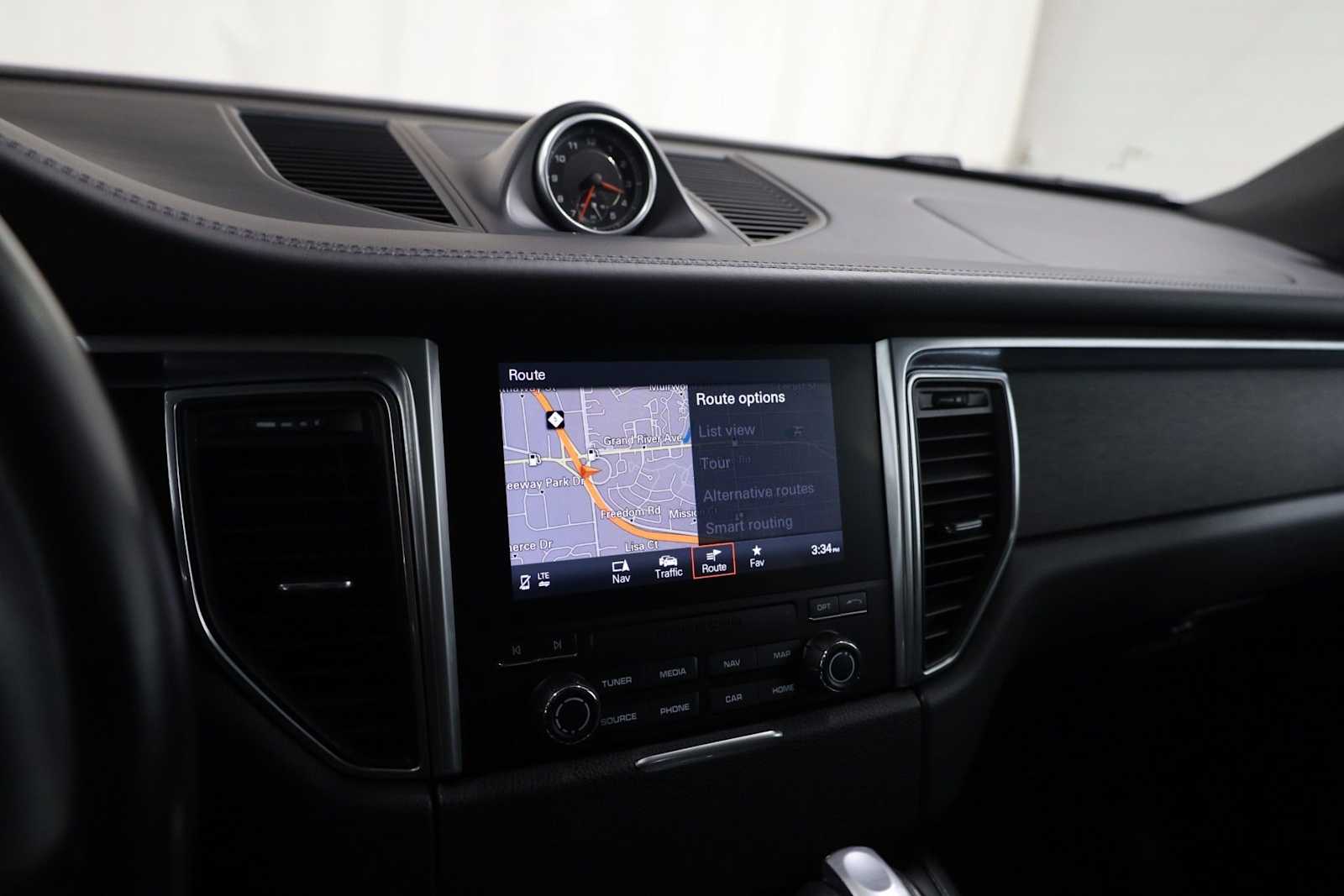 Thumbnail: 2018 Porsche Macan - 33