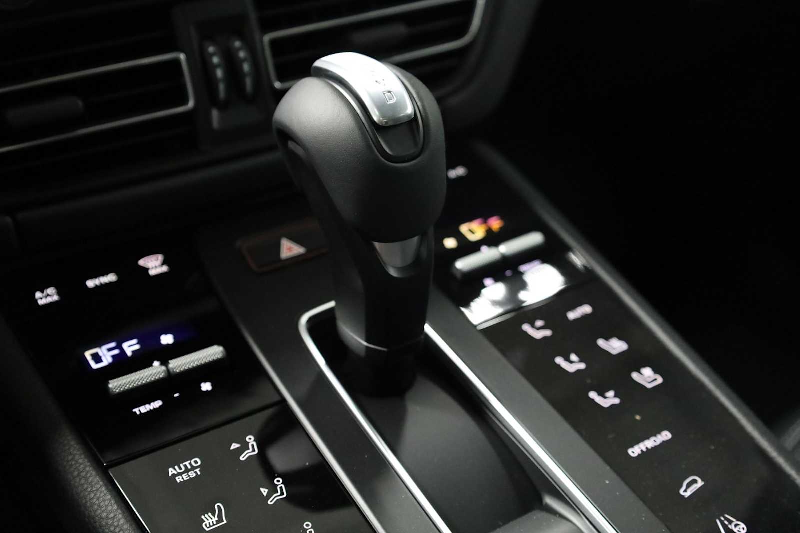 Thumbnail: 2025 Porsche Macan - 29