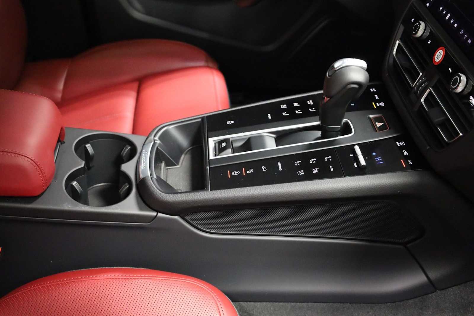 Thumbnail: 2025 Porsche Macan - 21