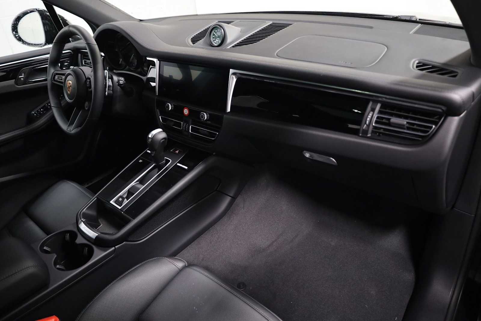 Thumbnail: 2026 Porsche Macan - 6