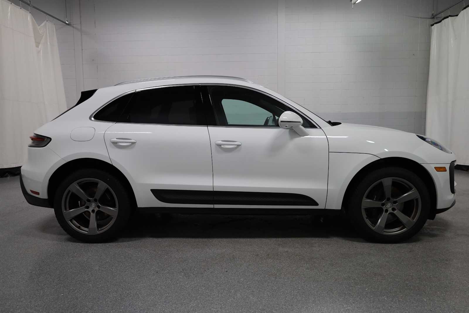 Thumbnail: 2023 Porsche Macan - 10