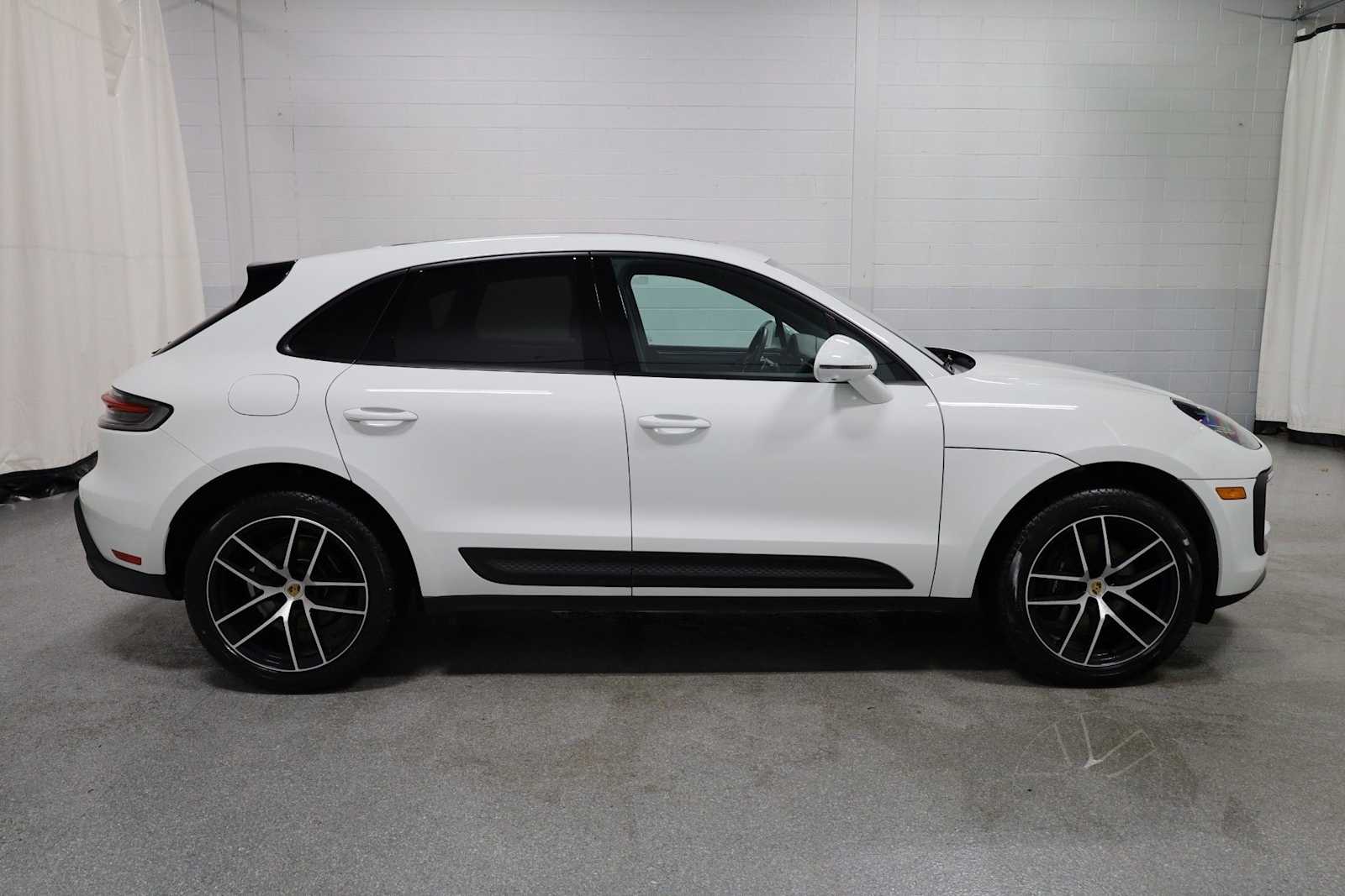 Thumbnail: 2025 Porsche Macan - 10