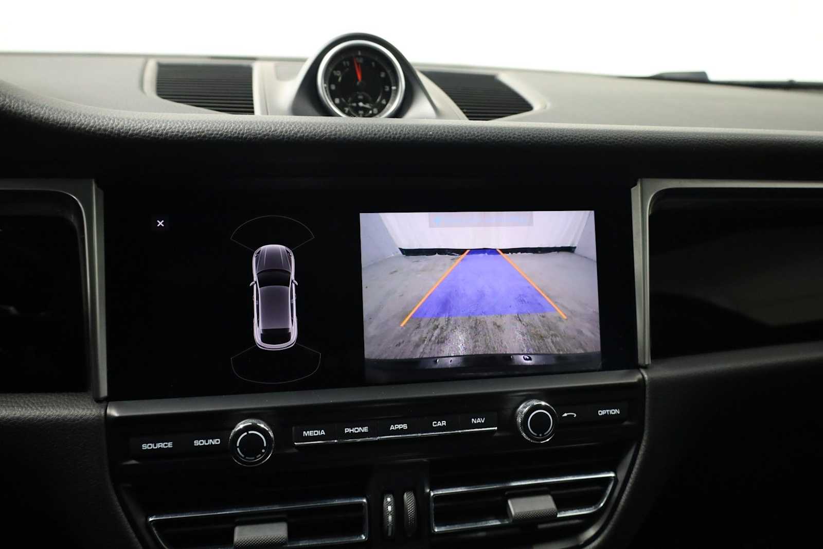 Thumbnail: 2020 Porsche Macan - 34