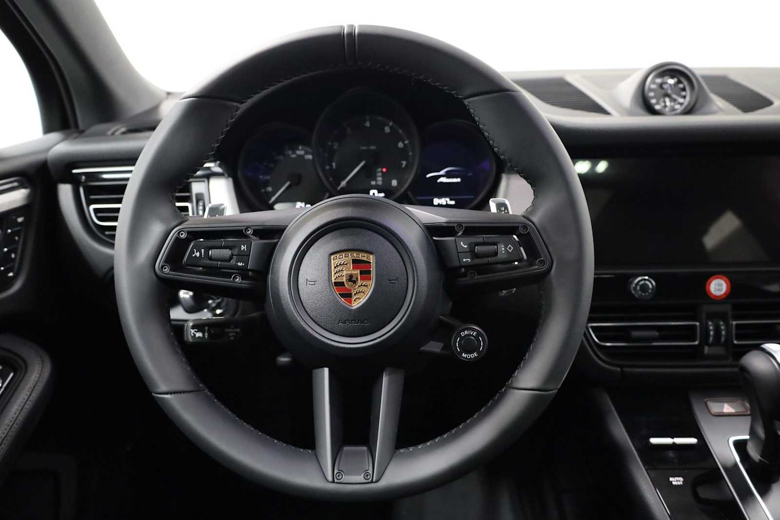 Thumbnail: 2026 Porsche Macan - 25