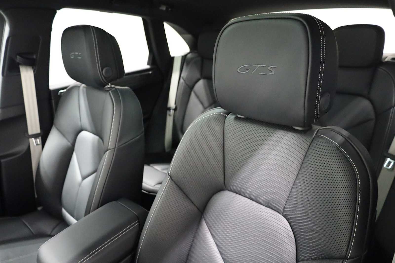 Thumbnail: 2026 Porsche Macan - 19