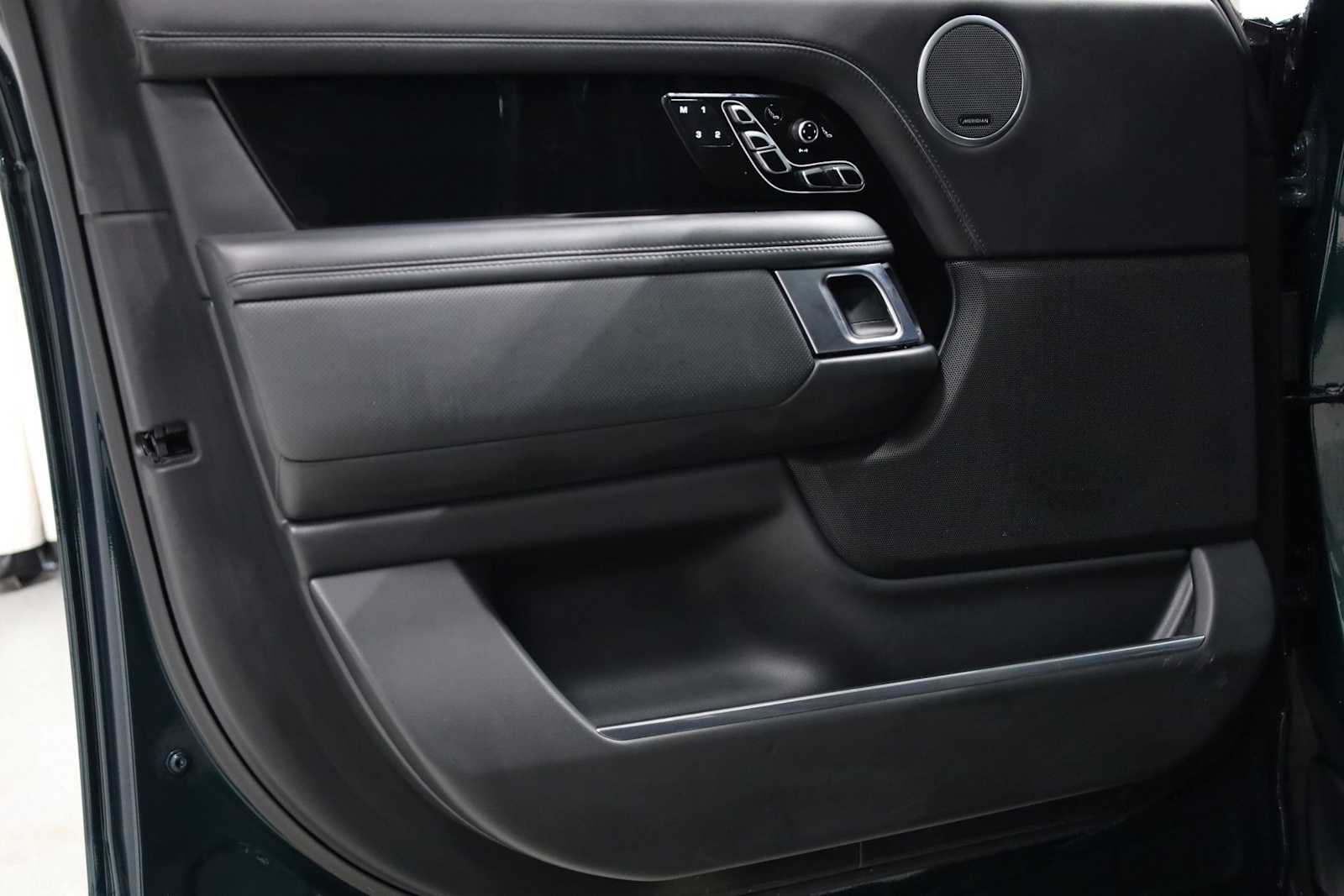 Thumbnail: 2019 Land Rover Range Rover - 16