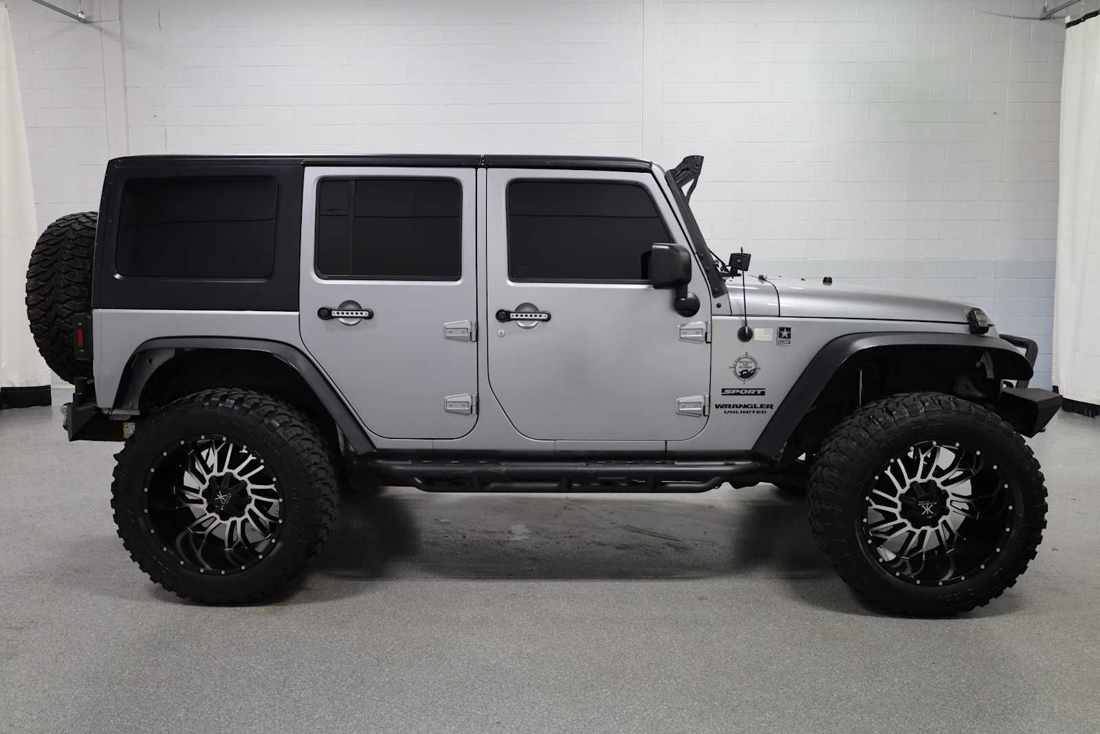 Thumbnail: 2017 Jeep Wrangler - 10