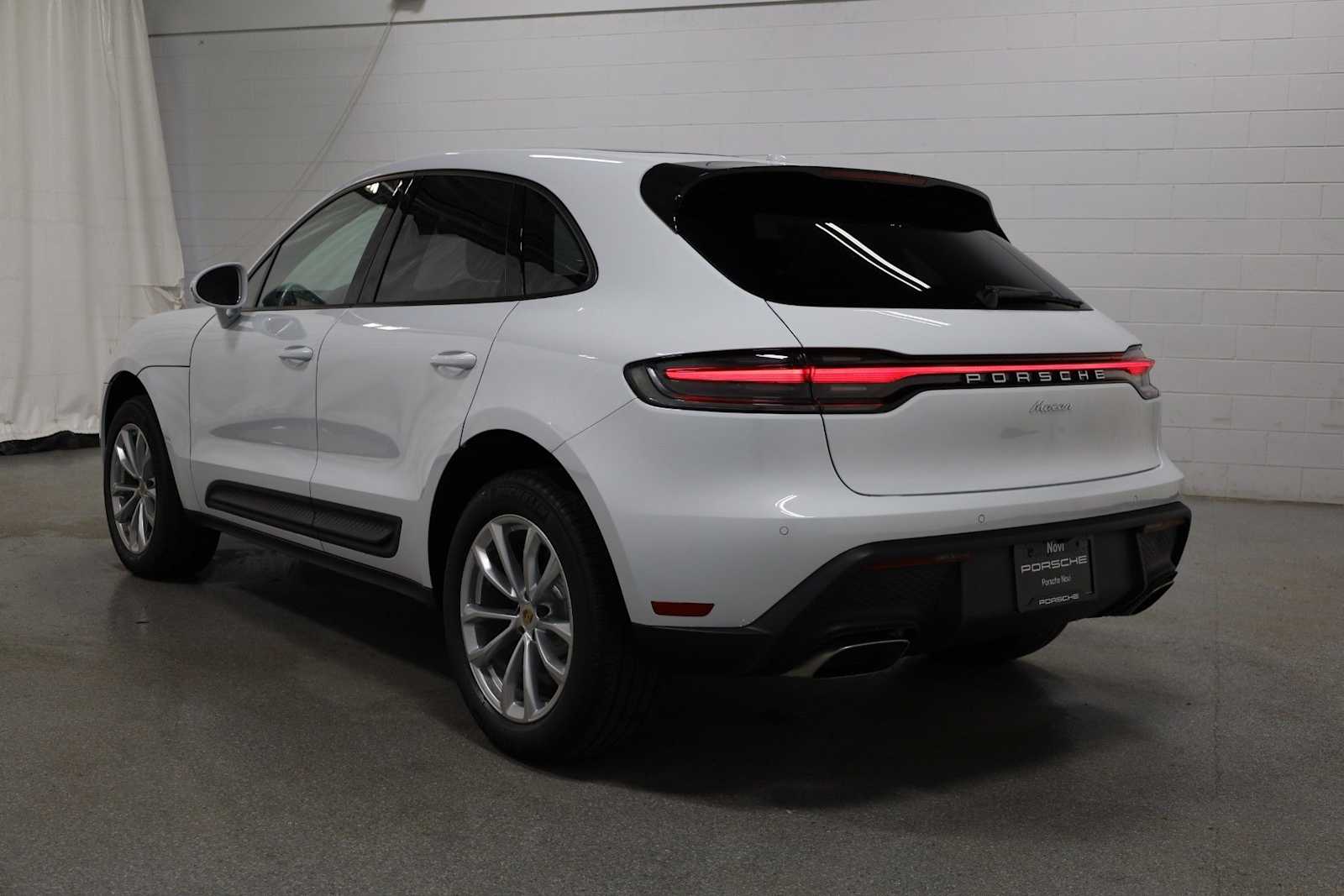 Thumbnail: 2026 Porsche Macan - 3