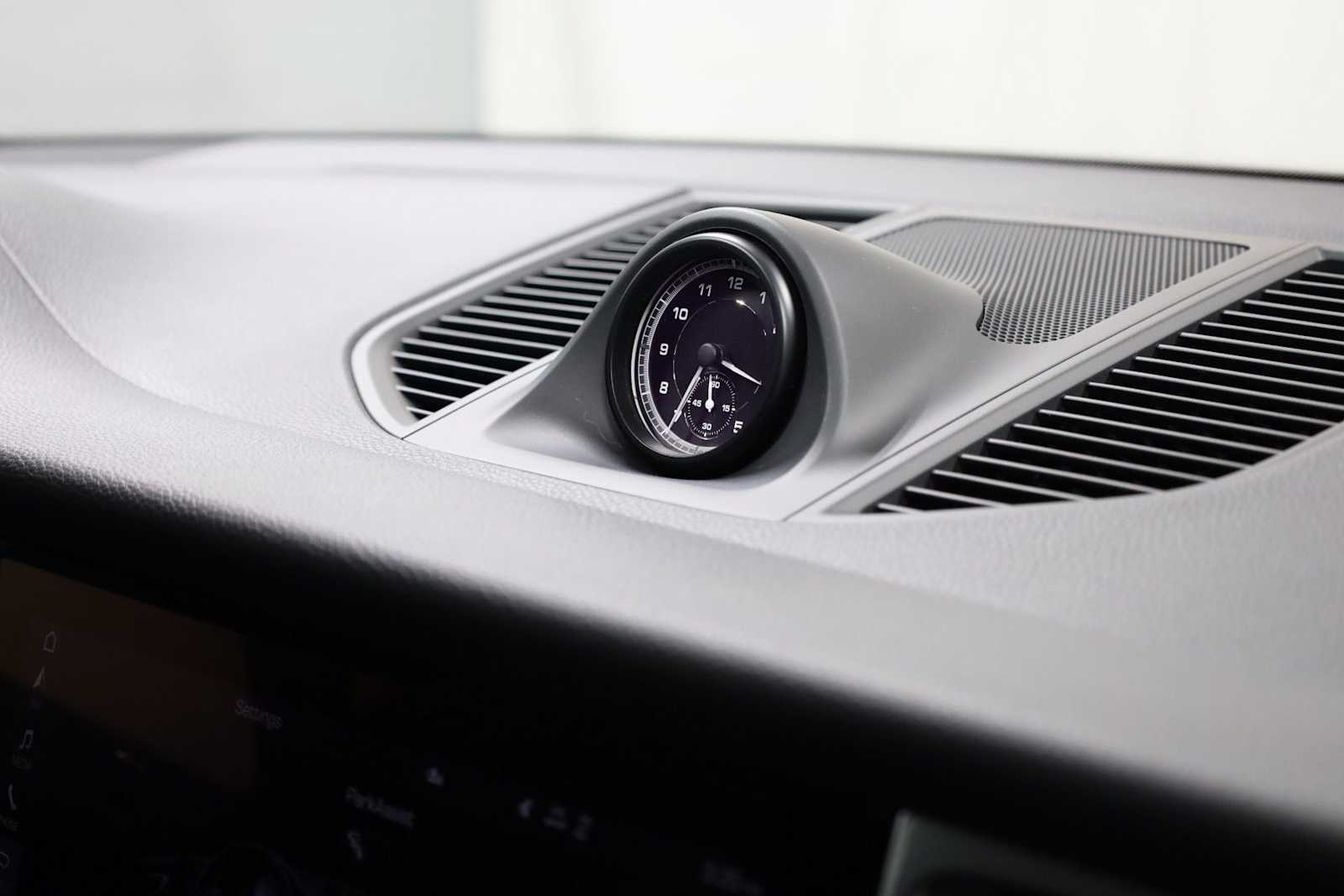 Thumbnail: 2025 Porsche Macan - 23