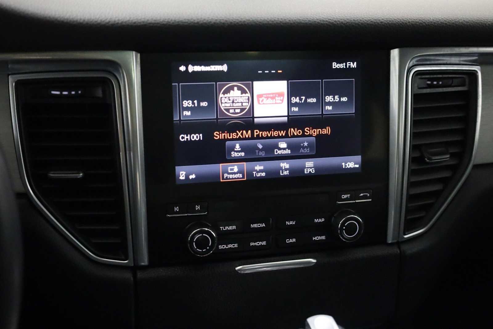 Thumbnail: 2018 Porsche Macan - 32