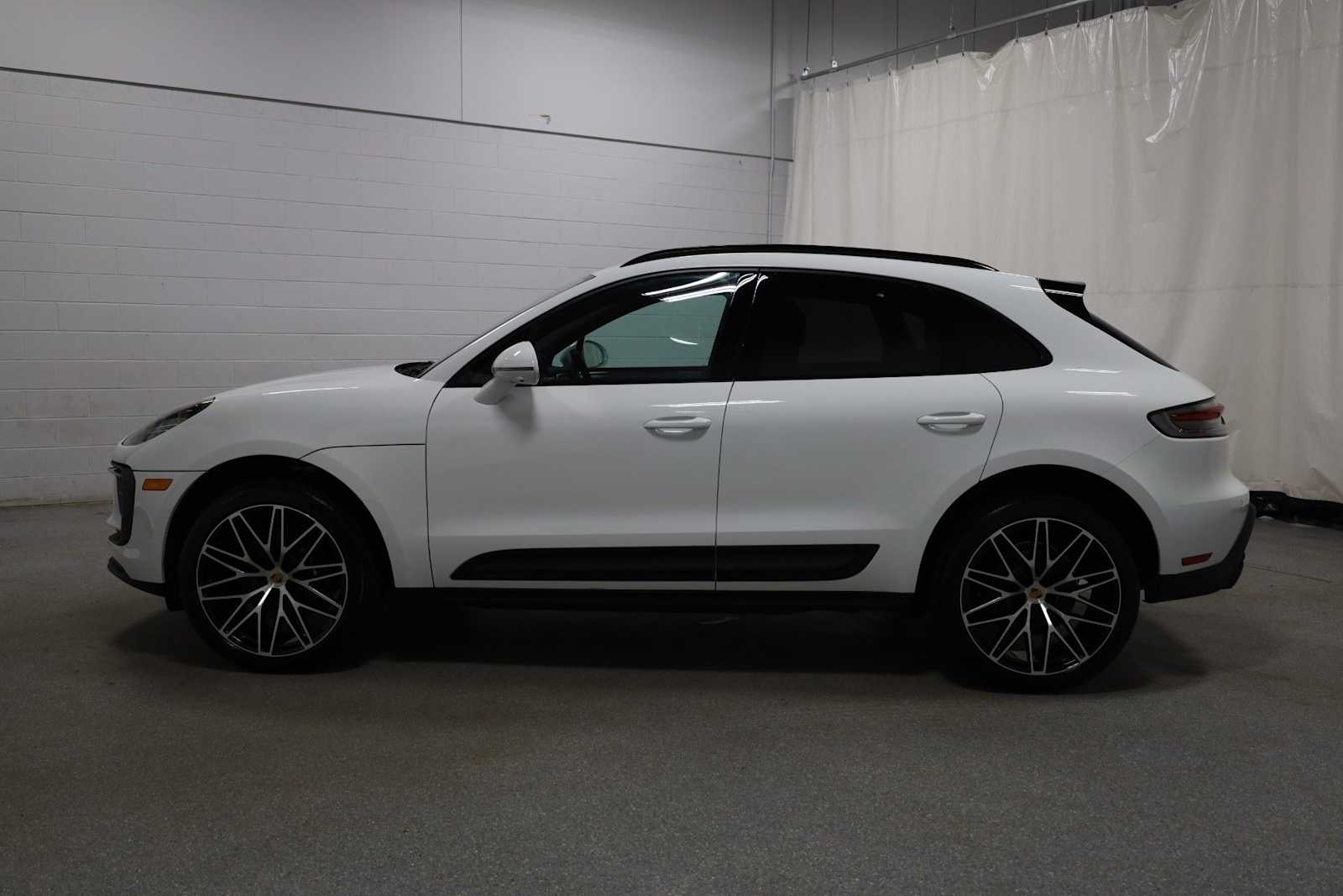 Thumbnail: 2026 Porsche Macan - 2
