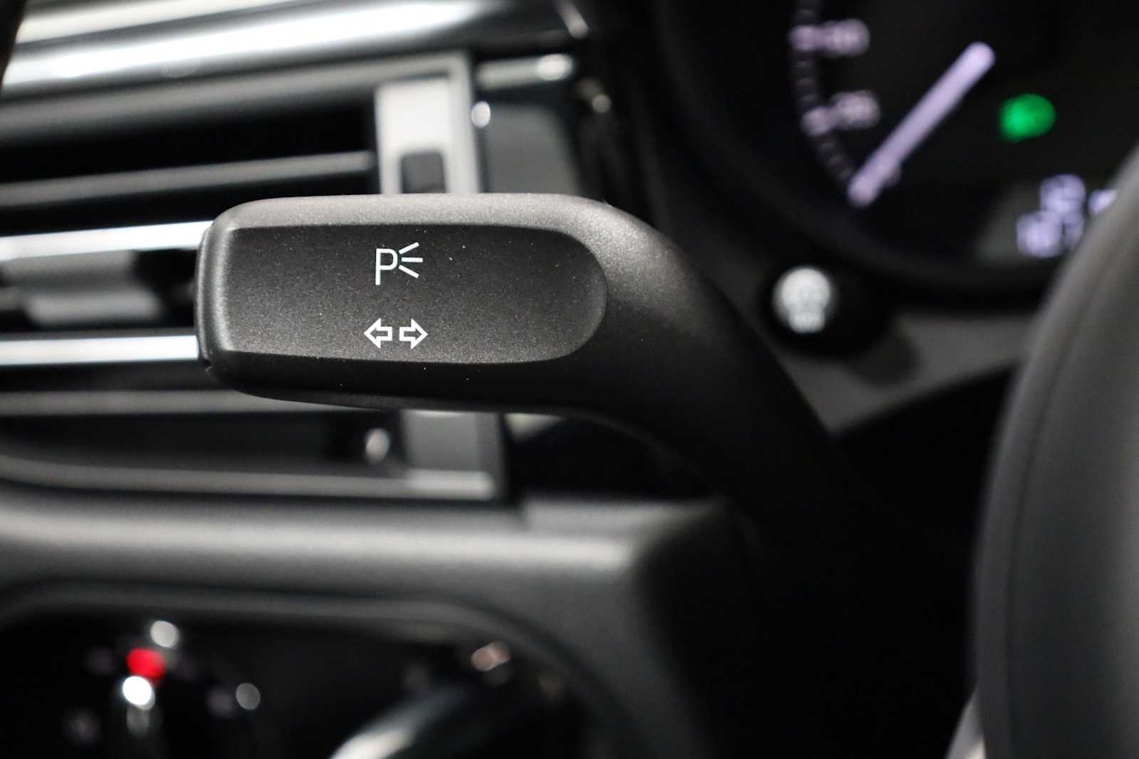 Thumbnail: 2026 Porsche Macan - 31